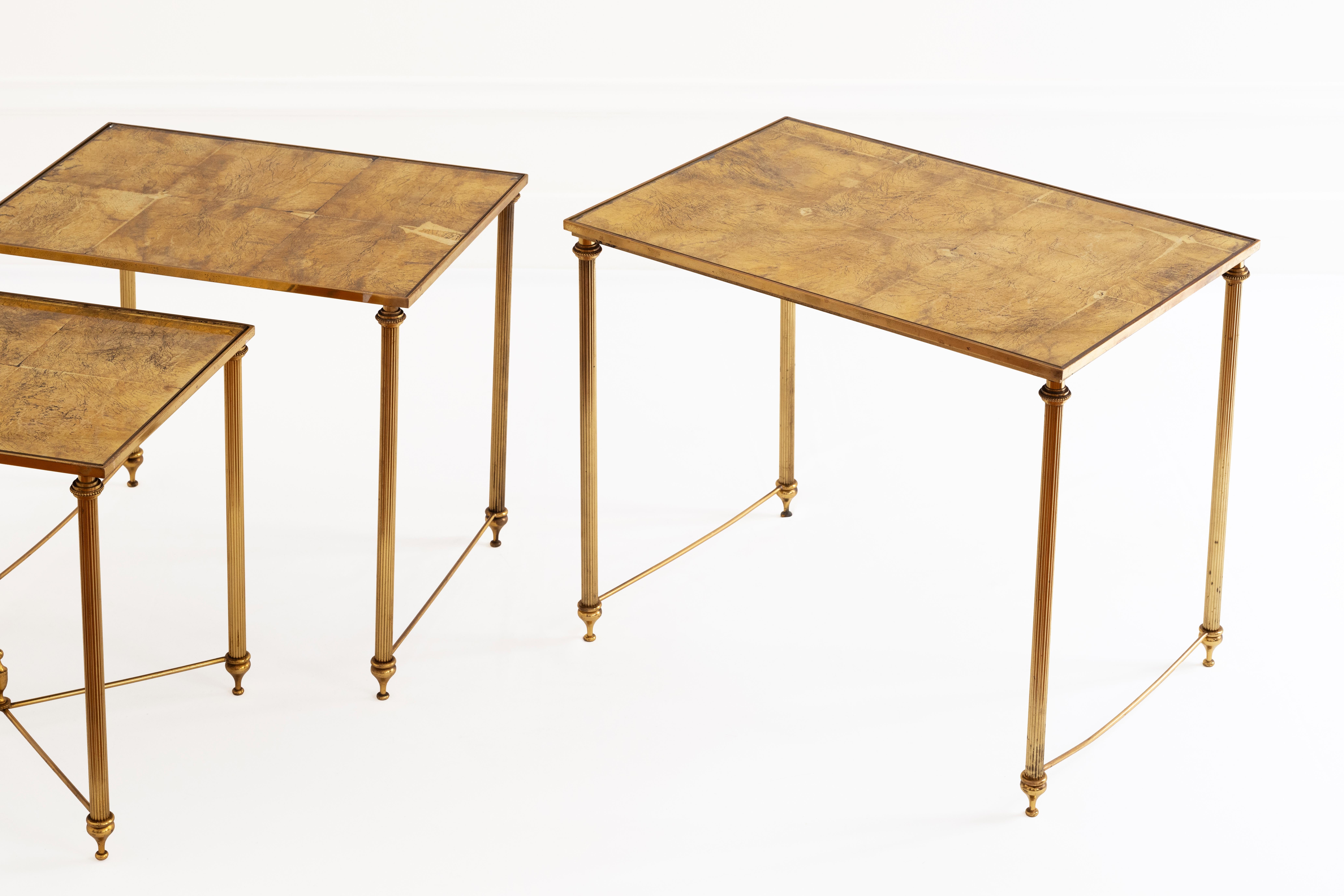 Maison Baguès - 20e siècle Suite de 3 tables gigognes en métal doré en vente 3