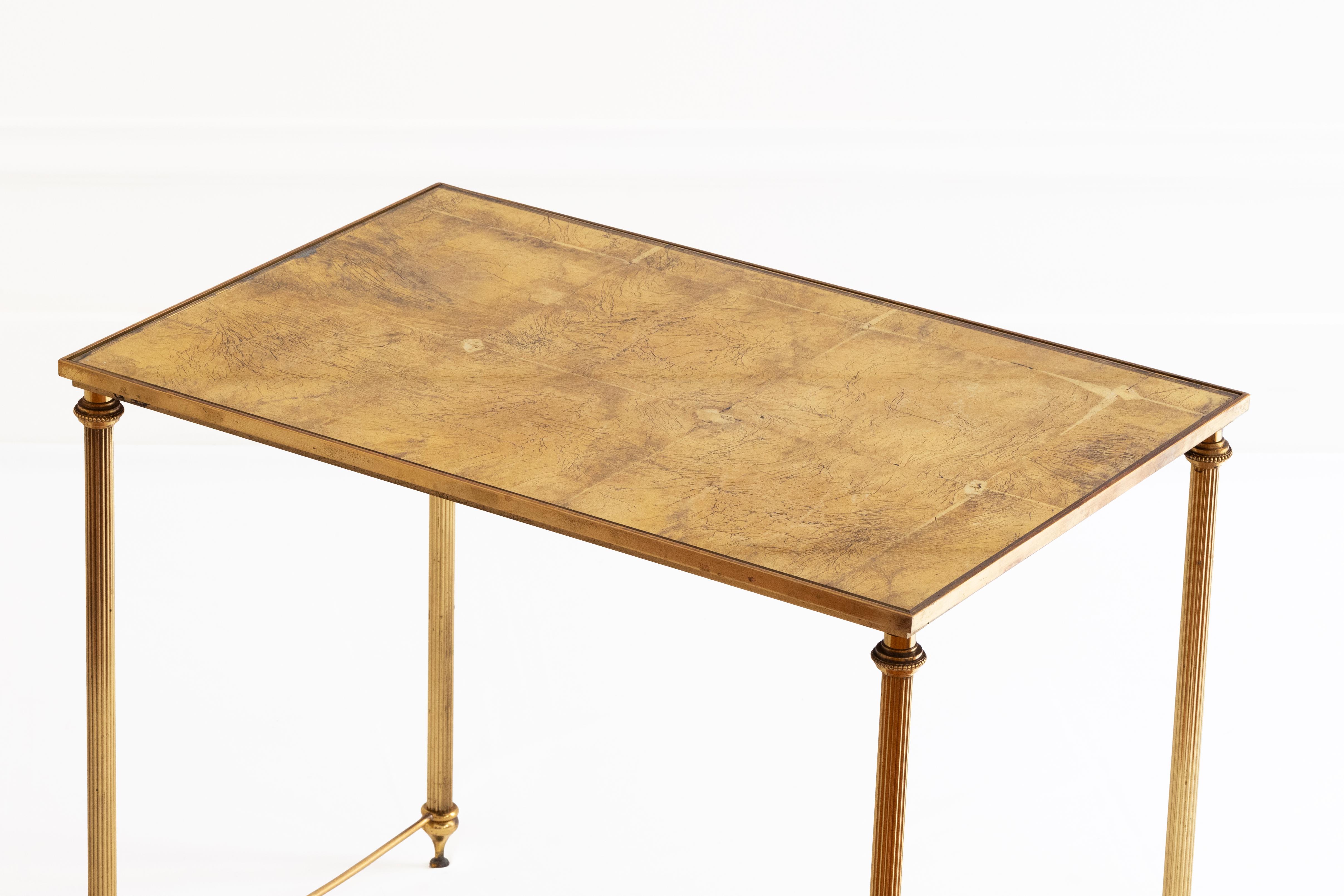 Maison Baguès - 20e siècle Suite de 3 tables gigognes en métal doré en vente 4