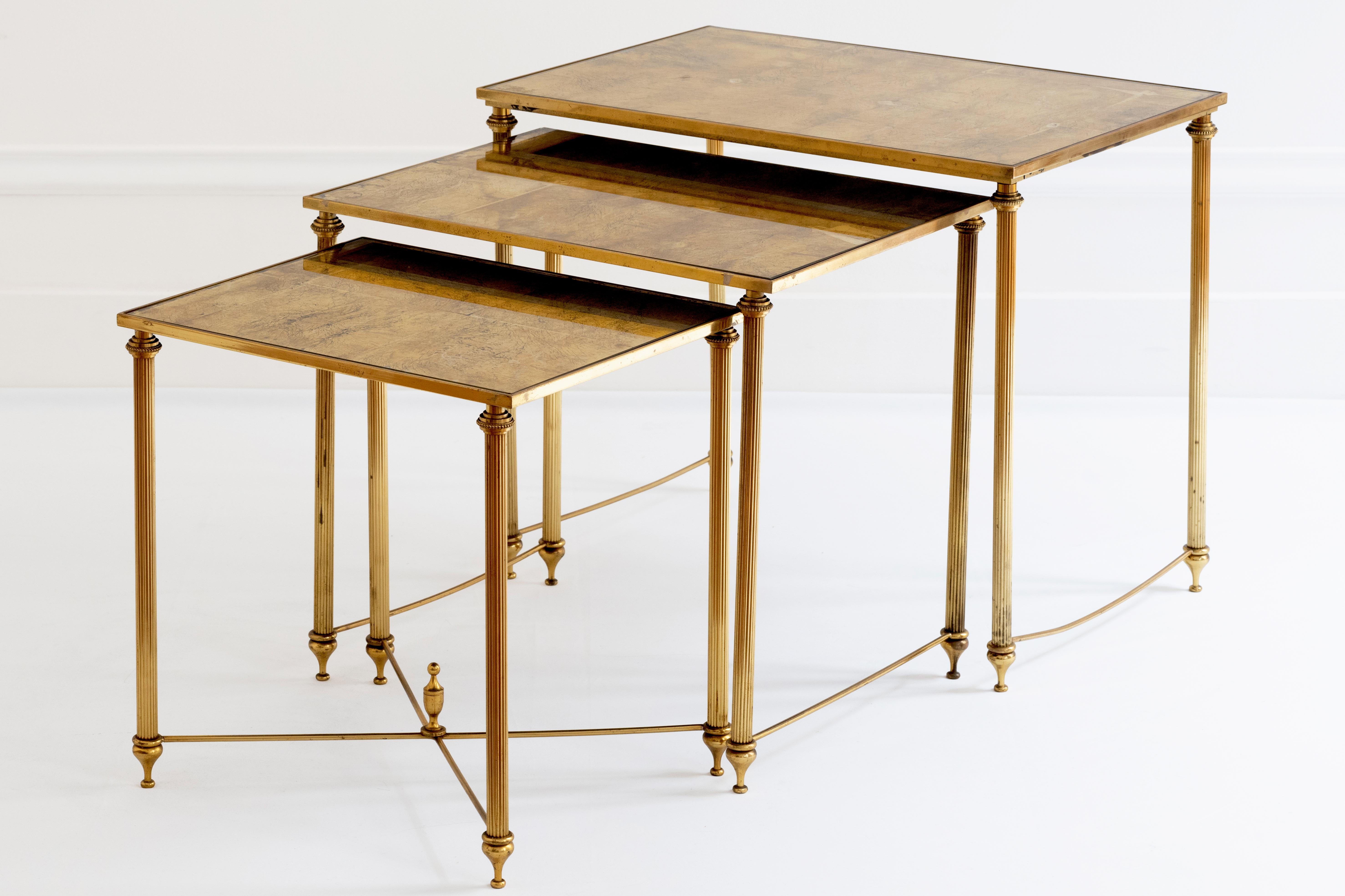 Maison Baguès - 20e siècle Suite de 3 tables gigognes en métal doré en vente 5