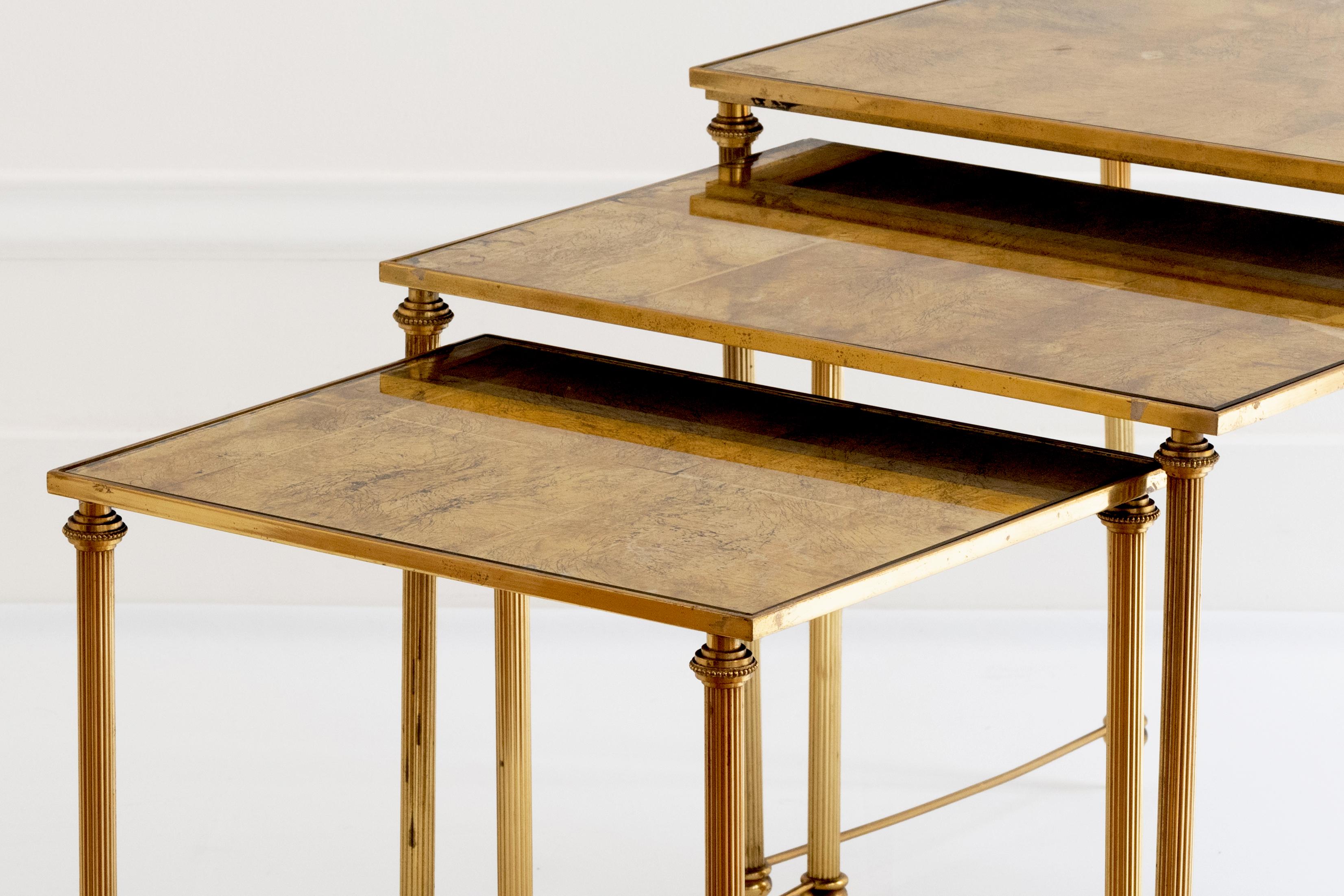Maison Baguès - 20e siècle Suite de 3 tables gigognes en métal doré en vente 6