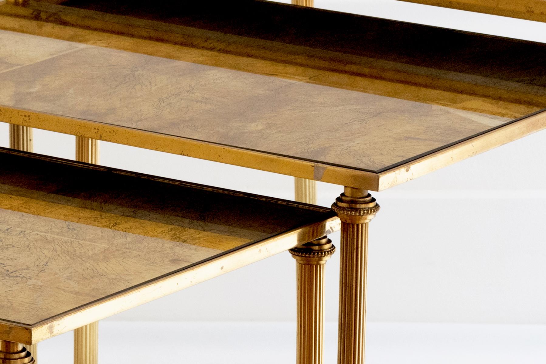 Maison Baguès - 20e siècle Suite de 3 tables gigognes en métal doré en vente 7