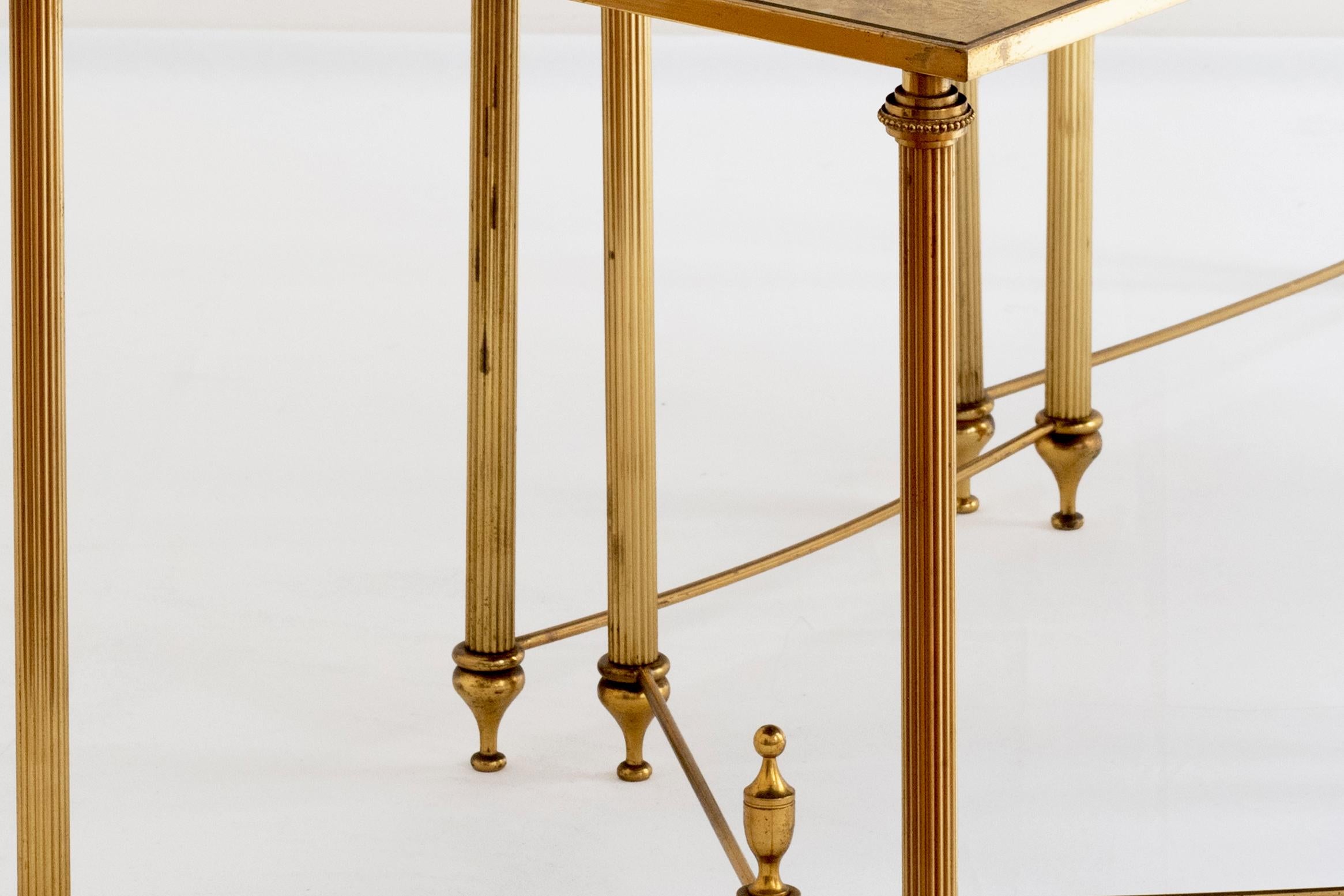 Maison Baguès - 20e siècle Suite de 3 tables gigognes en métal doré en vente 8