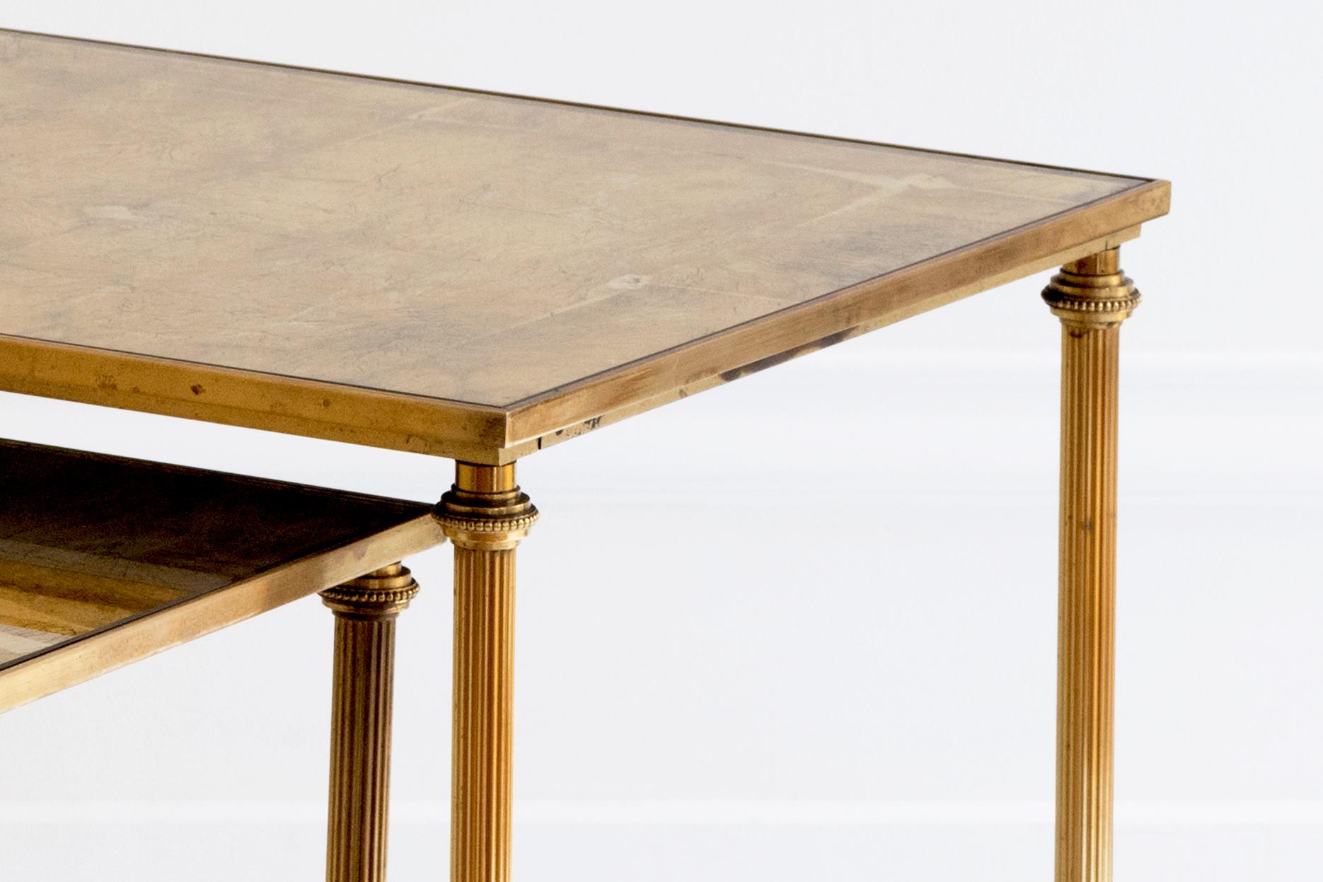 Maison Baguès - 20e siècle Suite de 3 tables gigognes en métal doré en vente 9