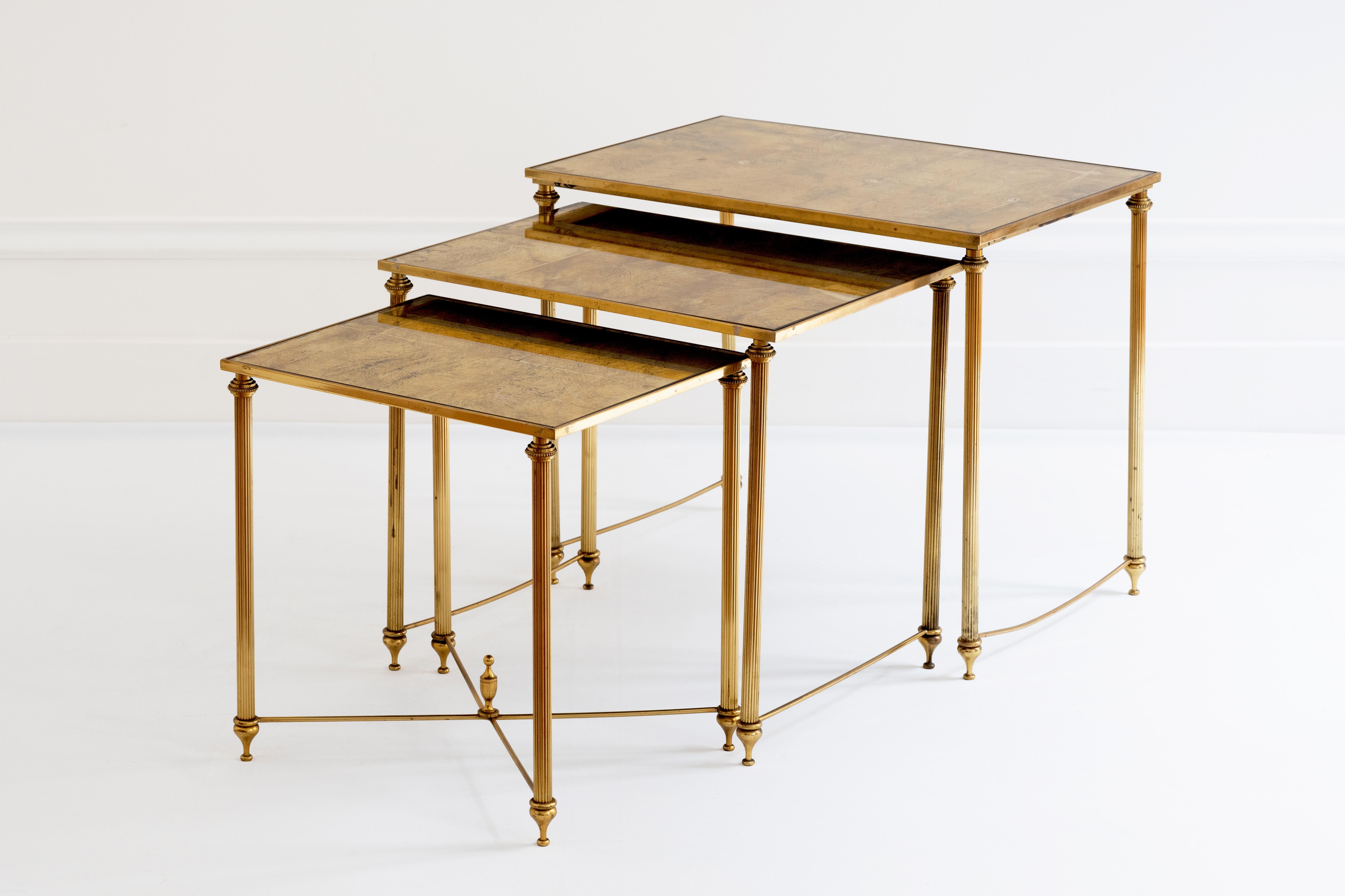 Maison Baguès - 20e siècle Suite de 3 tables gigognes en métal doré en vente 10