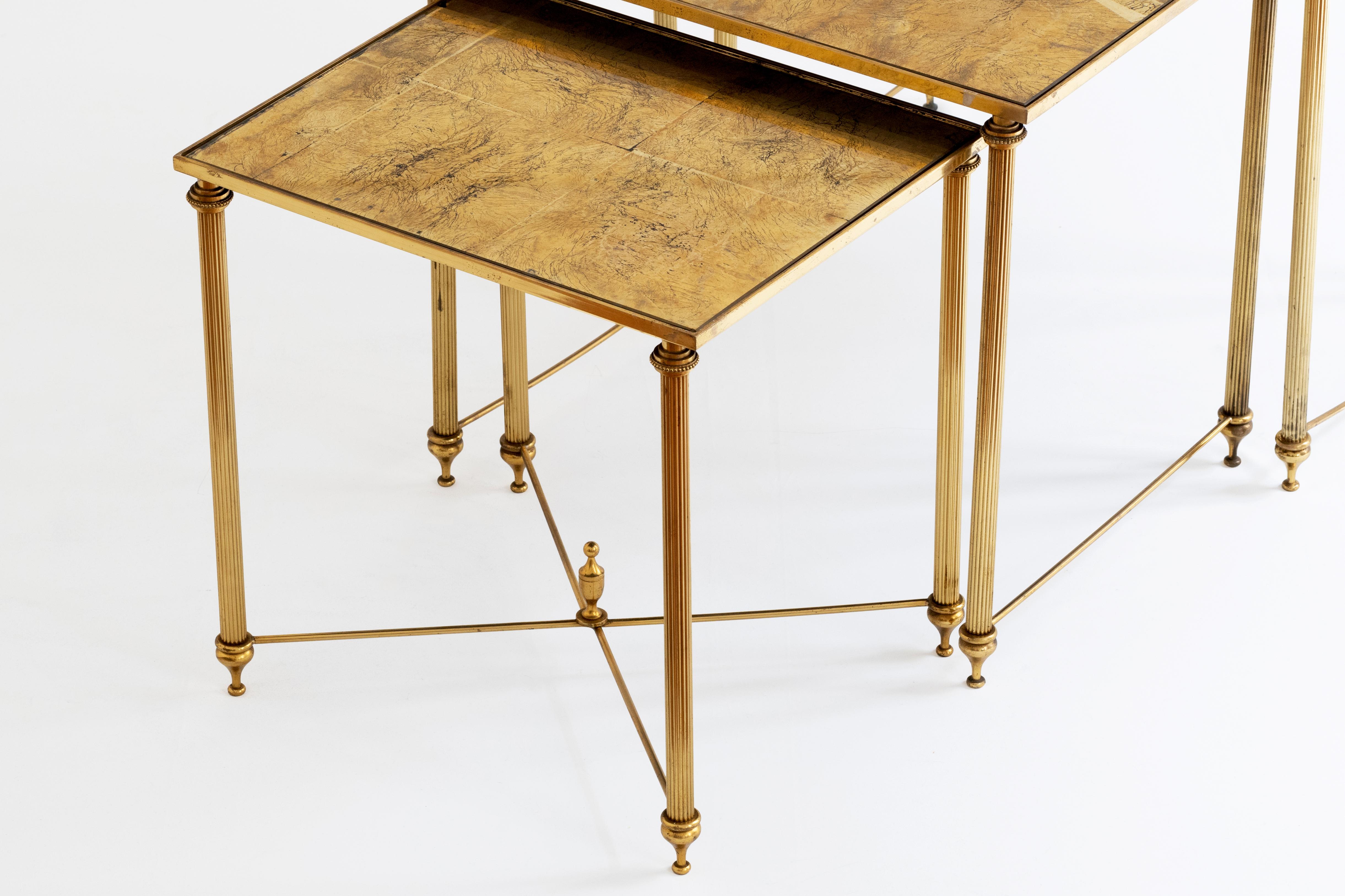 Français Maison Baguès - 20e siècle Suite de 3 tables gigognes en métal doré en vente