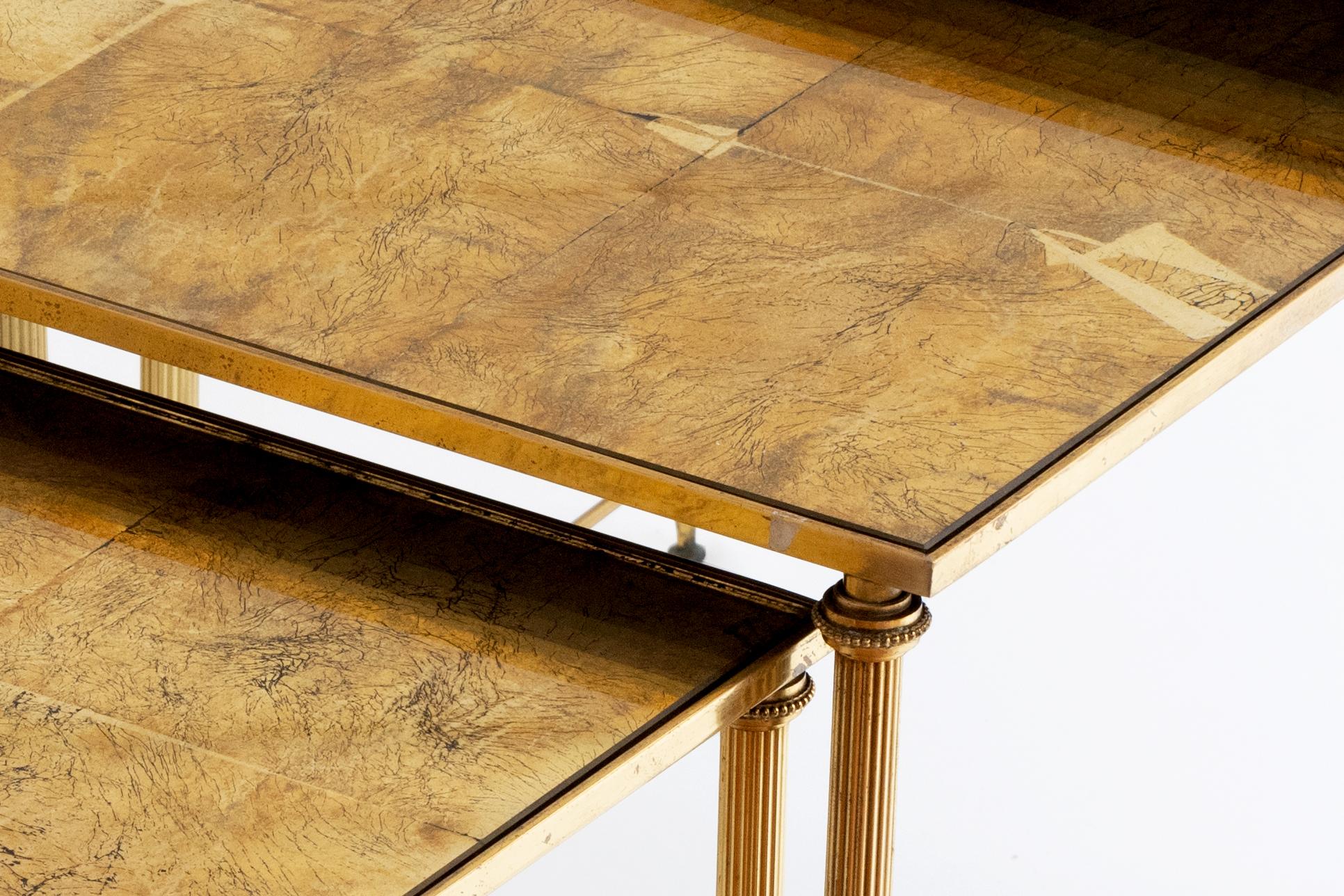 Doré Maison Baguès - 20e siècle Suite de 3 tables gigognes en métal doré en vente