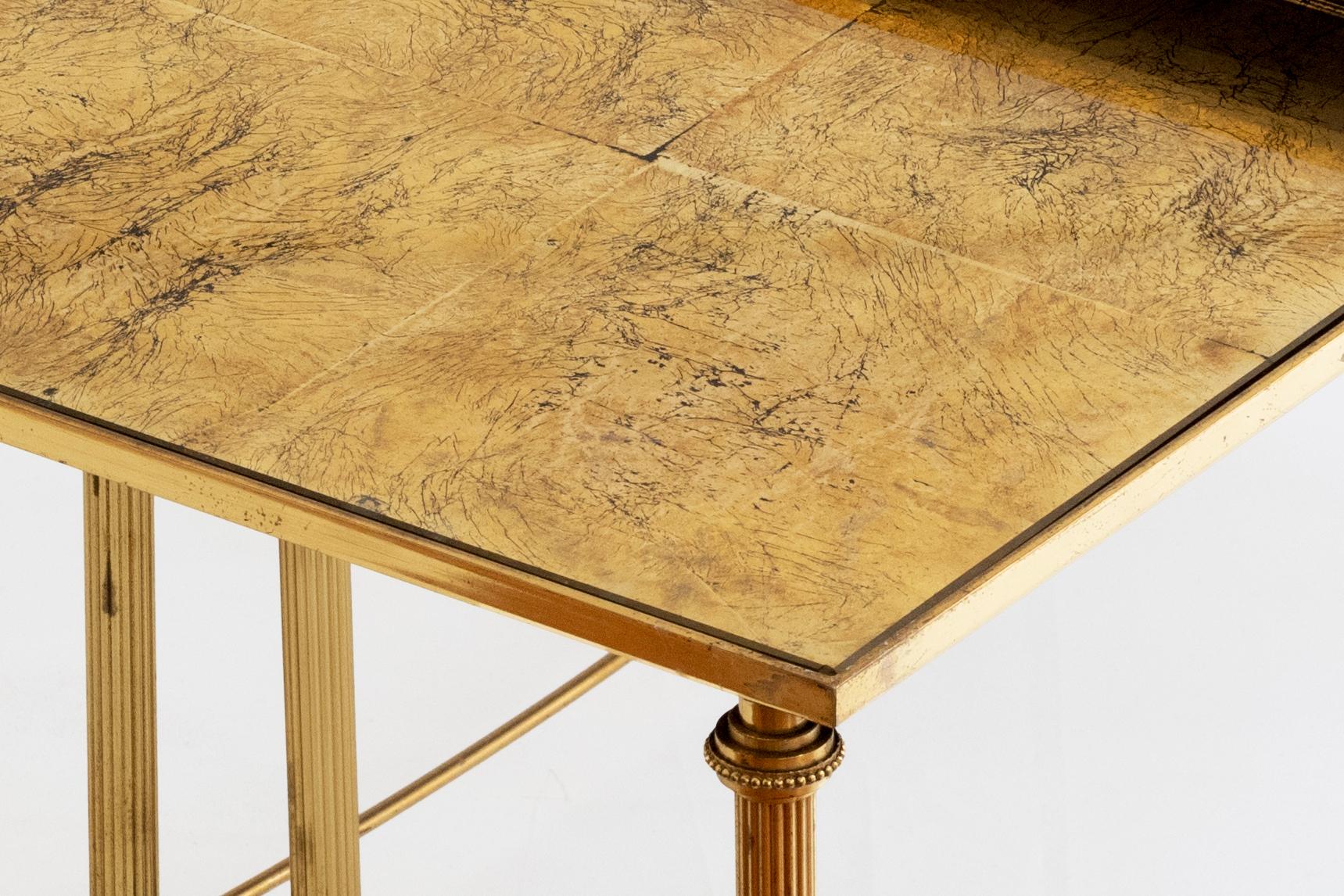 Maison Baguès - 20e siècle Suite de 3 tables gigognes en métal doré Bon état - En vente à London, GB