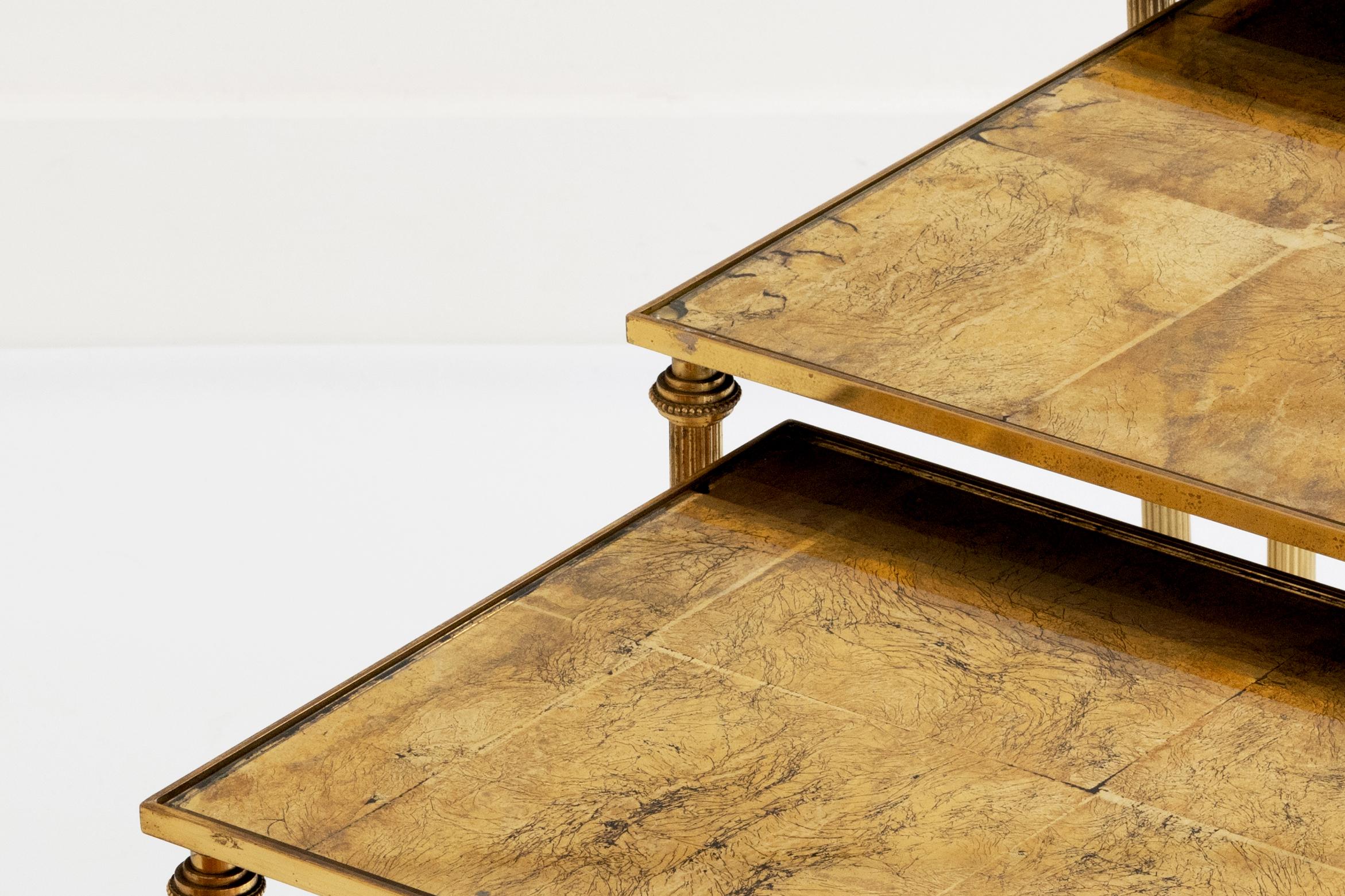20ième siècle Maison Baguès - 20e siècle Suite de 3 tables gigognes en métal doré en vente
