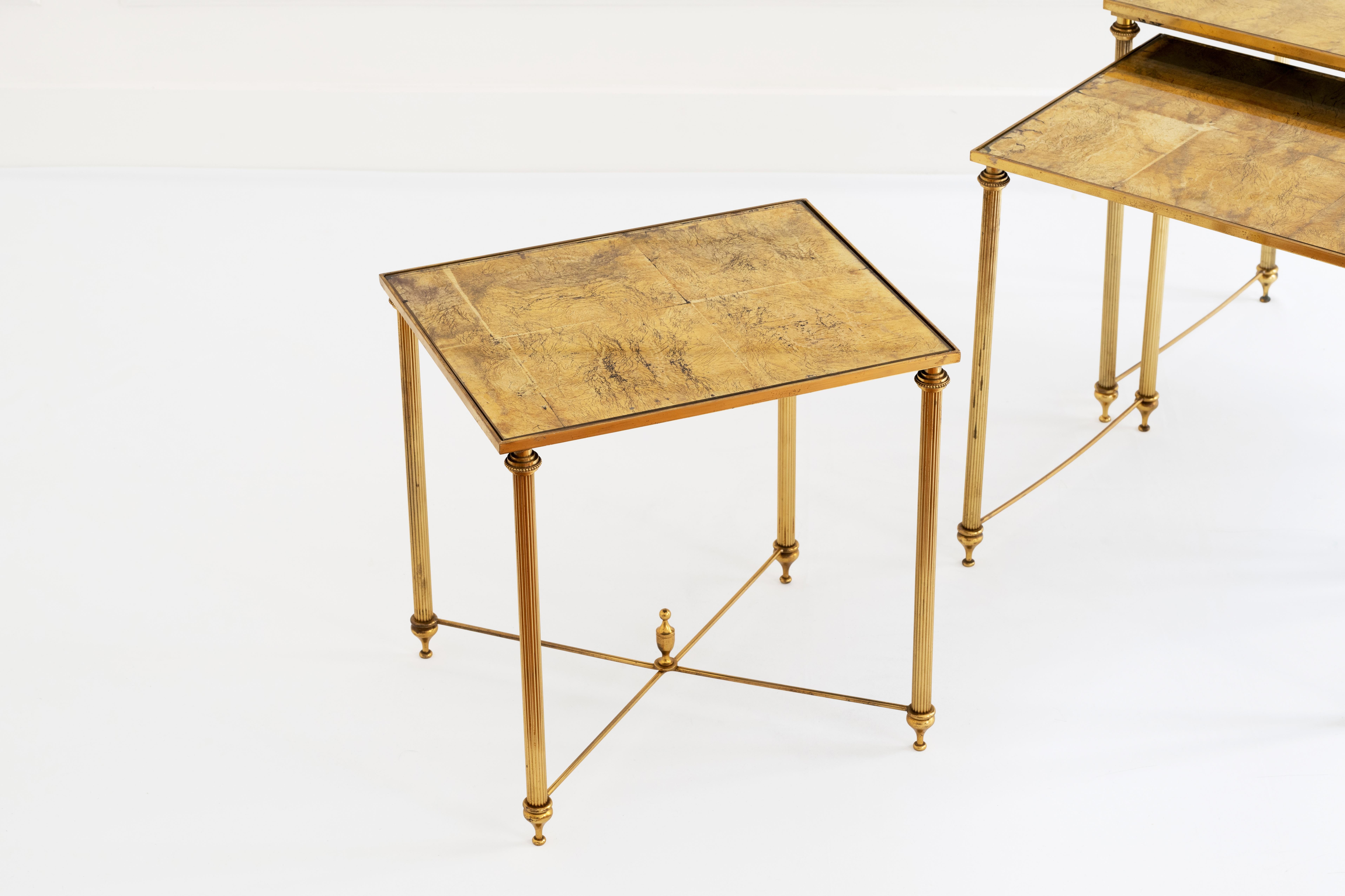 Métal Maison Baguès - 20e siècle Suite de 3 tables gigognes en métal doré en vente