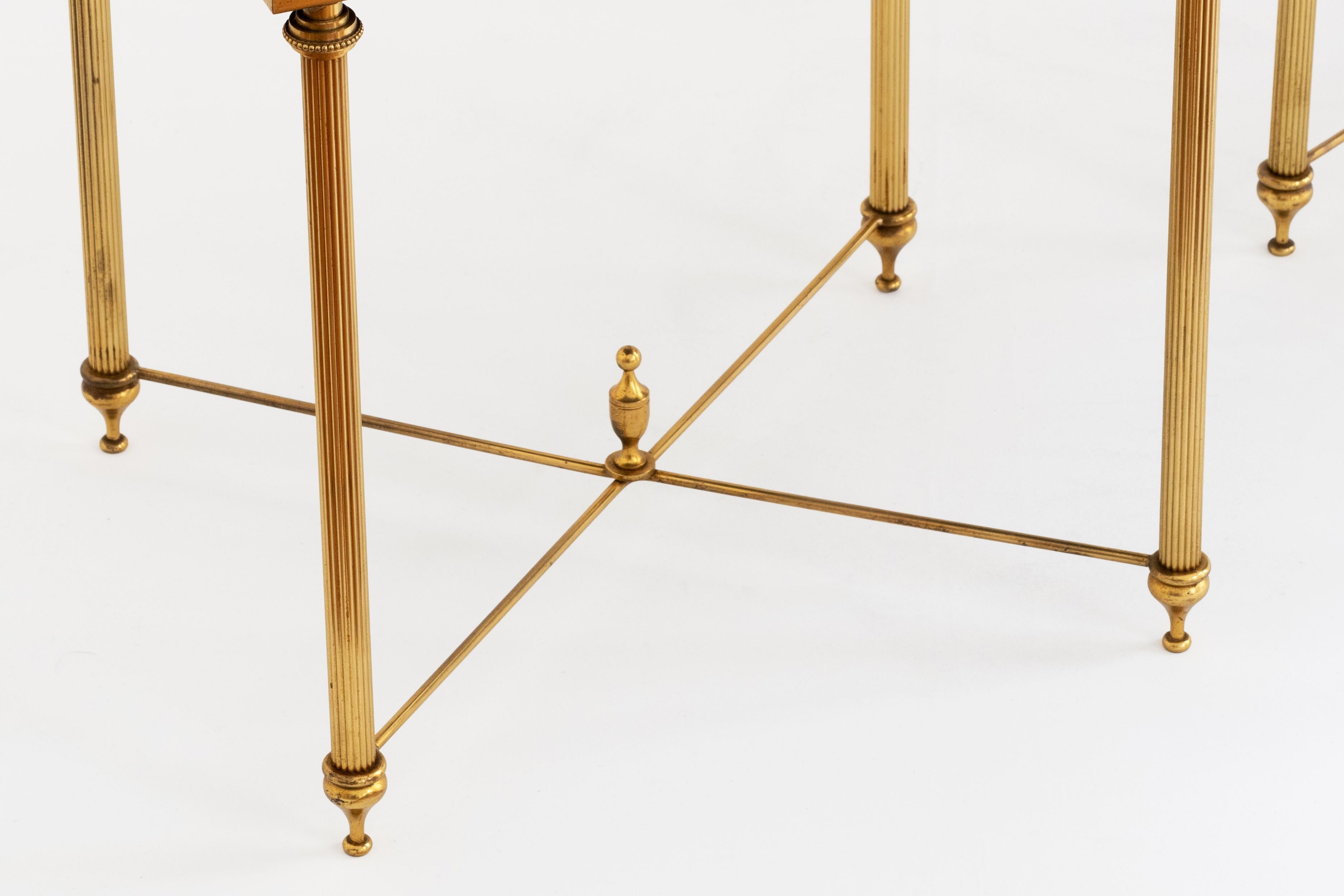Maison Baguès - 20e siècle Suite de 3 tables gigognes en métal doré en vente 1