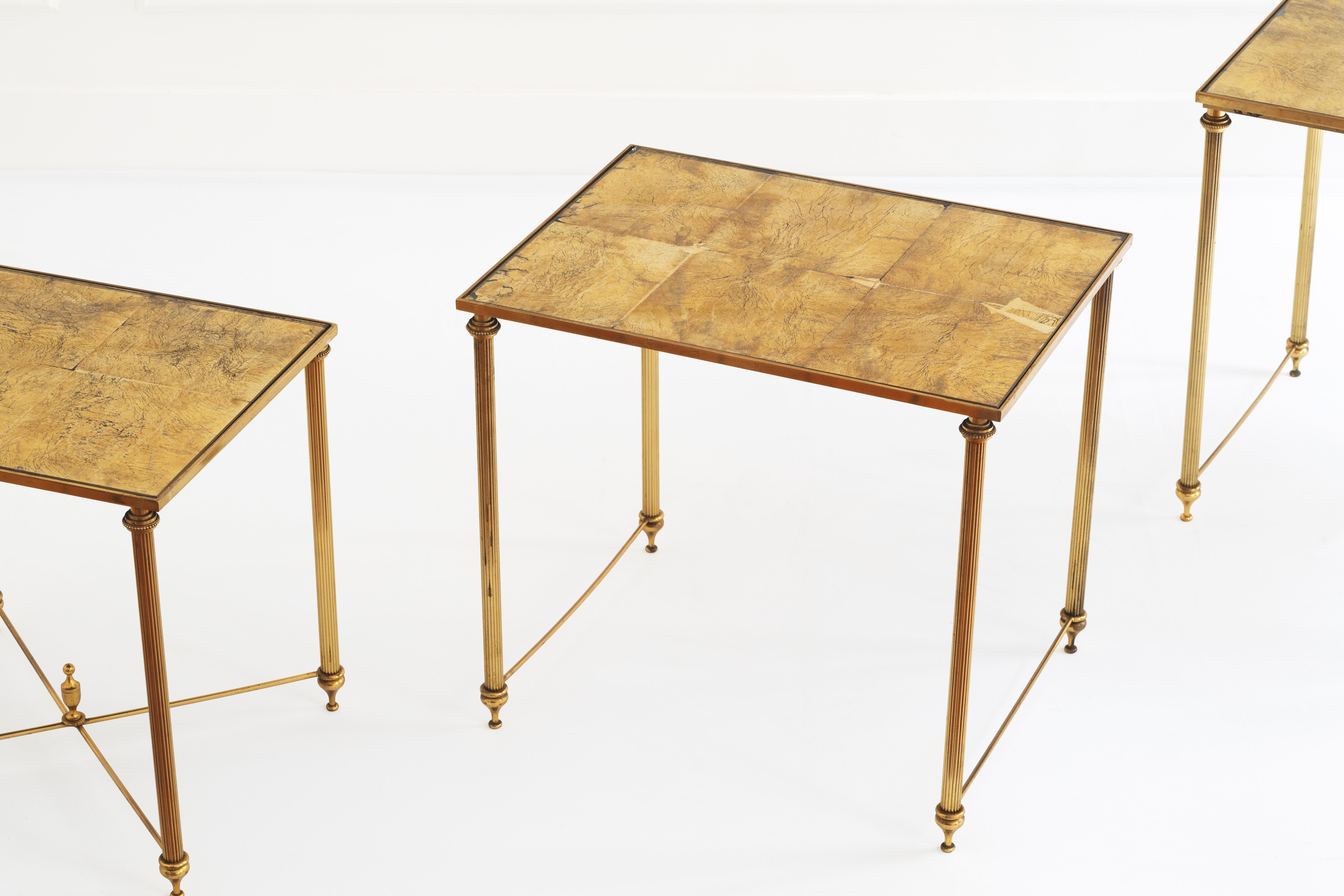 Maison Baguès - 20e siècle Suite de 3 tables gigognes en métal doré en vente 2