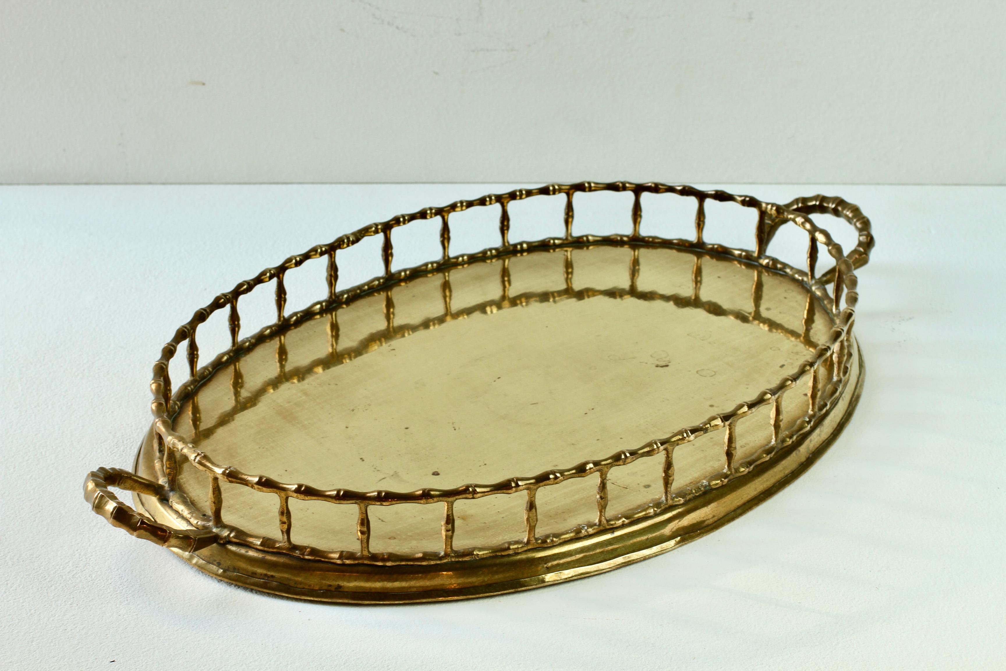 Maison Baguès Attr. Serviertablett mit Henkel aus gegossenem Messing und Kunstbambusguss 1950er Jahre im Angebot 3
