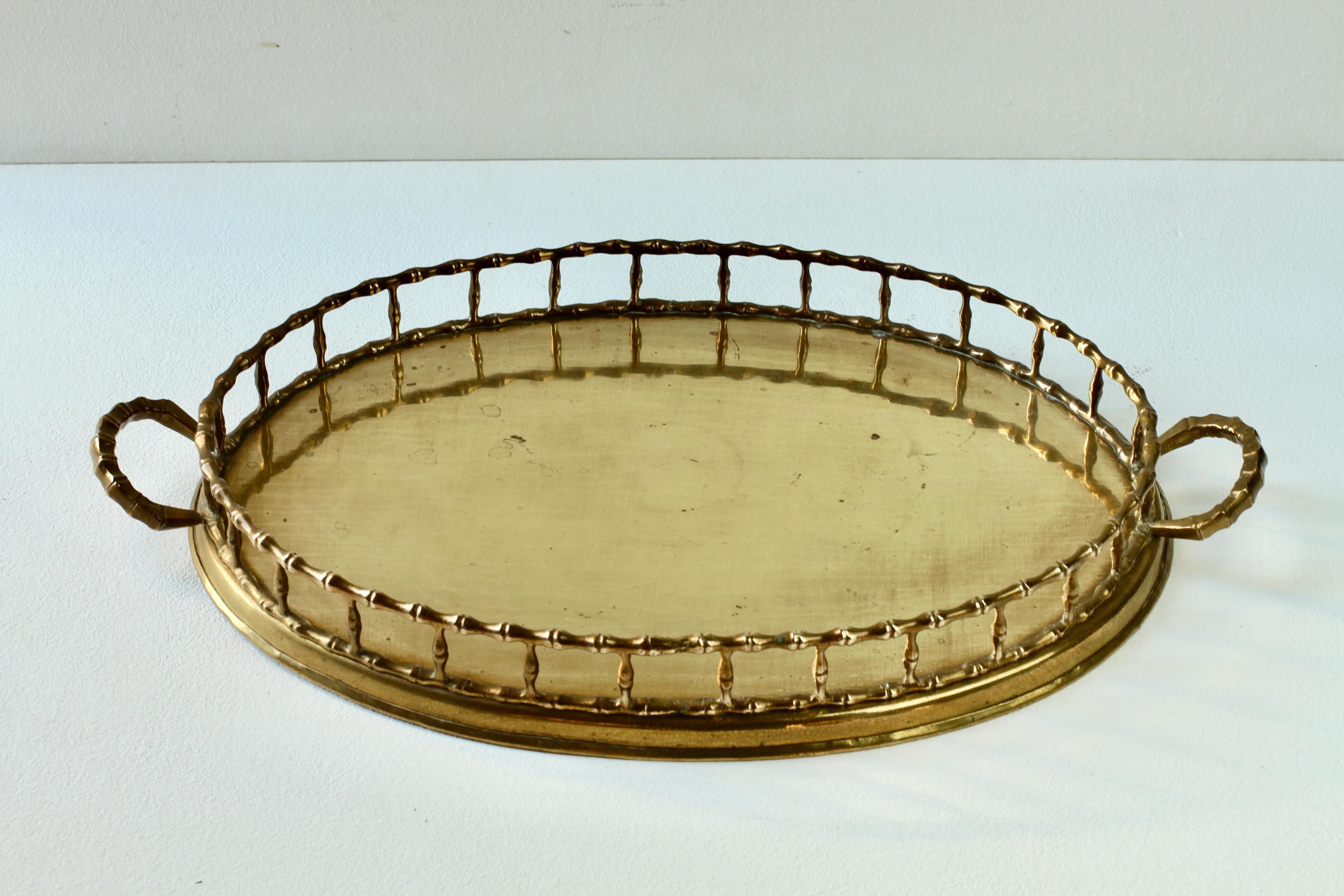 Maison Baguès Attr. Serviertablett mit Henkel aus gegossenem Messing und Kunstbambusguss 1950er Jahre im Angebot 4