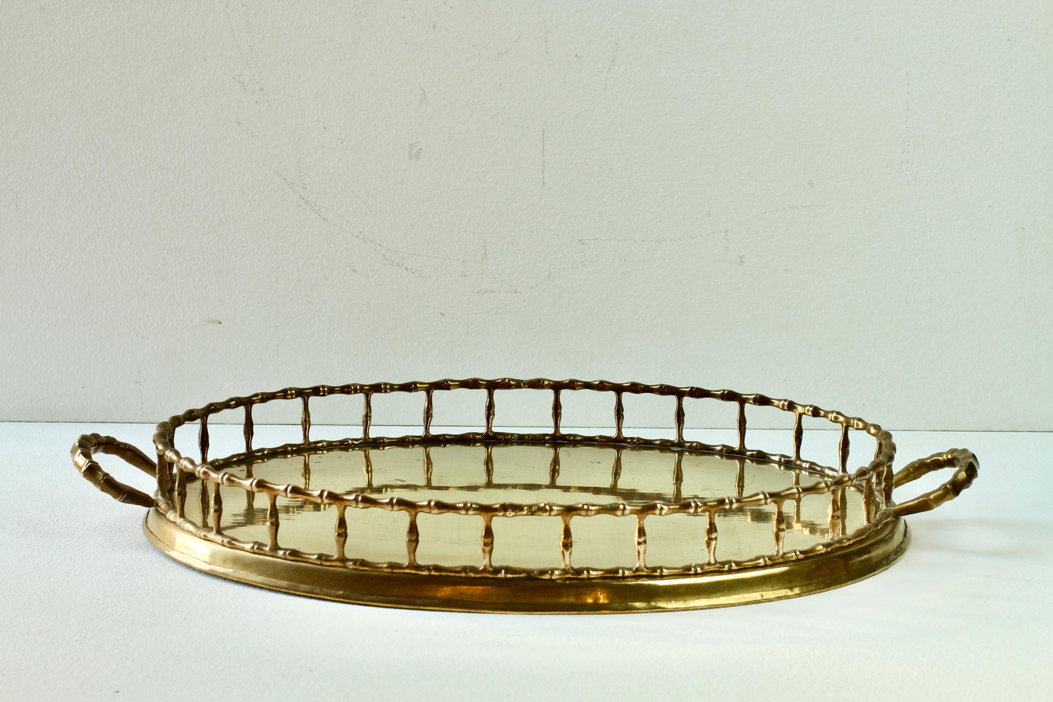 Maison Baguès Attr. Serviertablett mit Henkel aus gegossenem Messing und Kunstbambusguss 1950er Jahre im Angebot 5