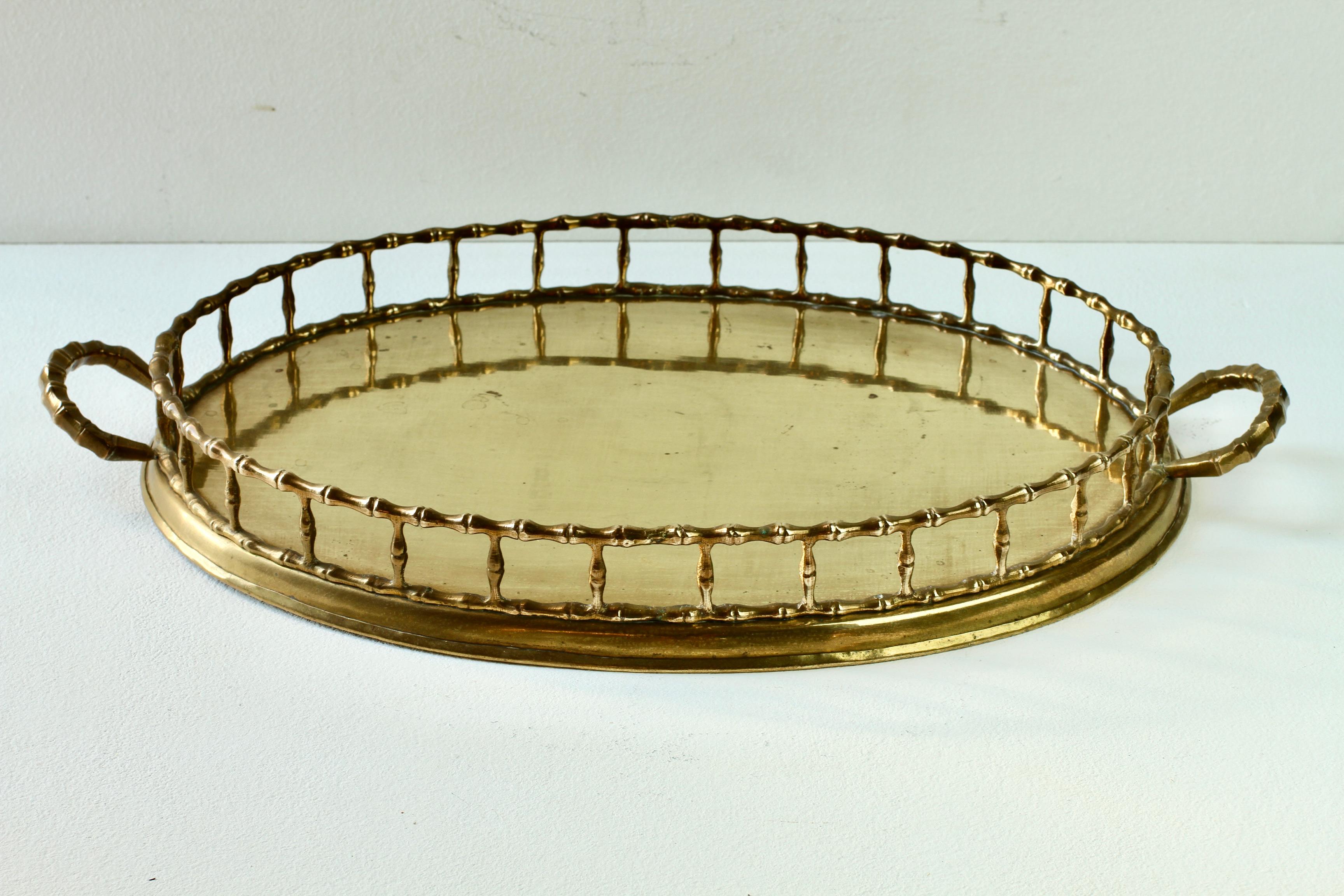 Maison Baguès Attr. Serviertablett mit Henkel aus gegossenem Messing und Kunstbambusguss 1950er Jahre (Moderne der Mitte des Jahrhunderts) im Angebot