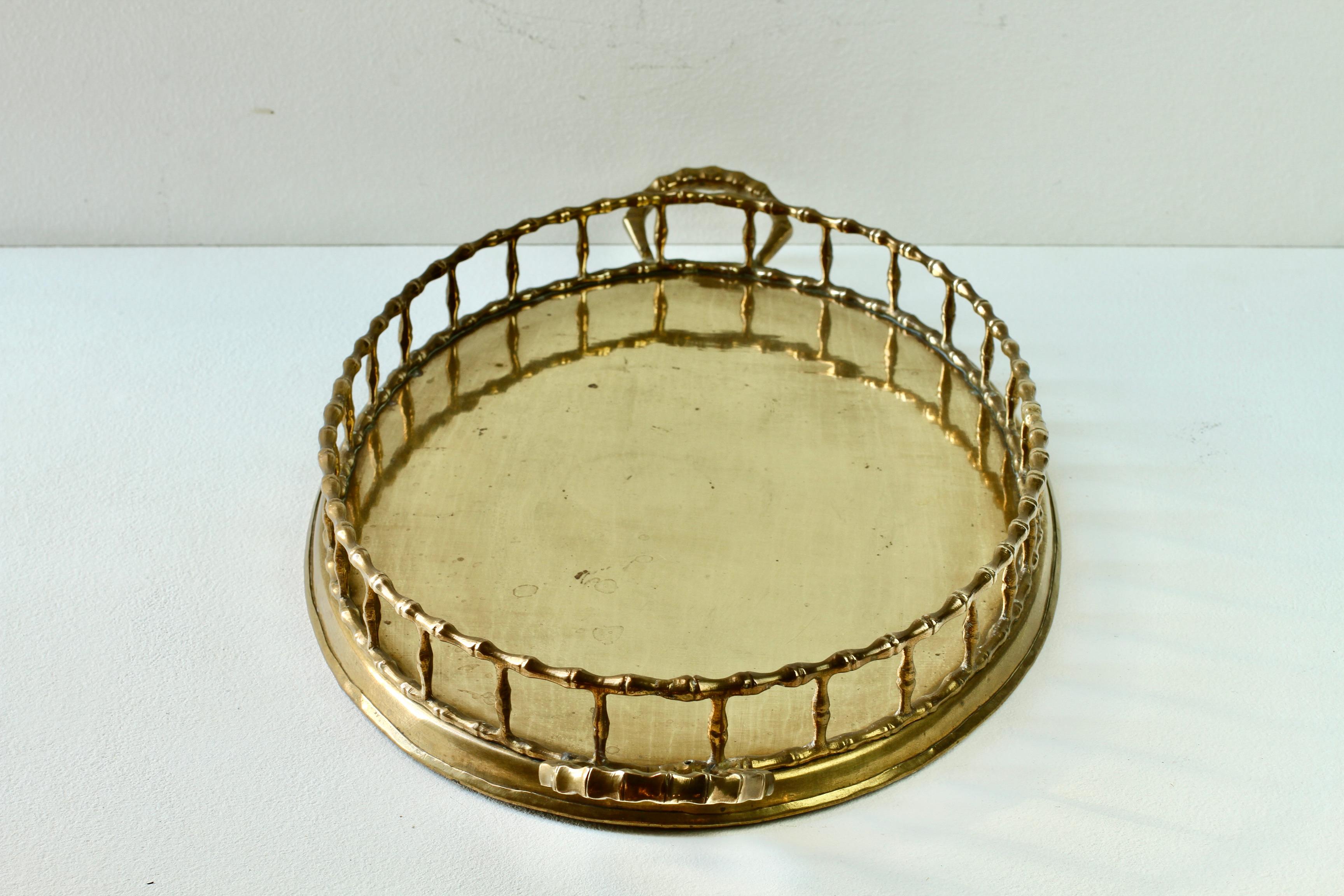 Maison Baguès Attr. Serviertablett mit Henkel aus gegossenem Messing und Kunstbambusguss 1950er Jahre (Gegossen) im Angebot