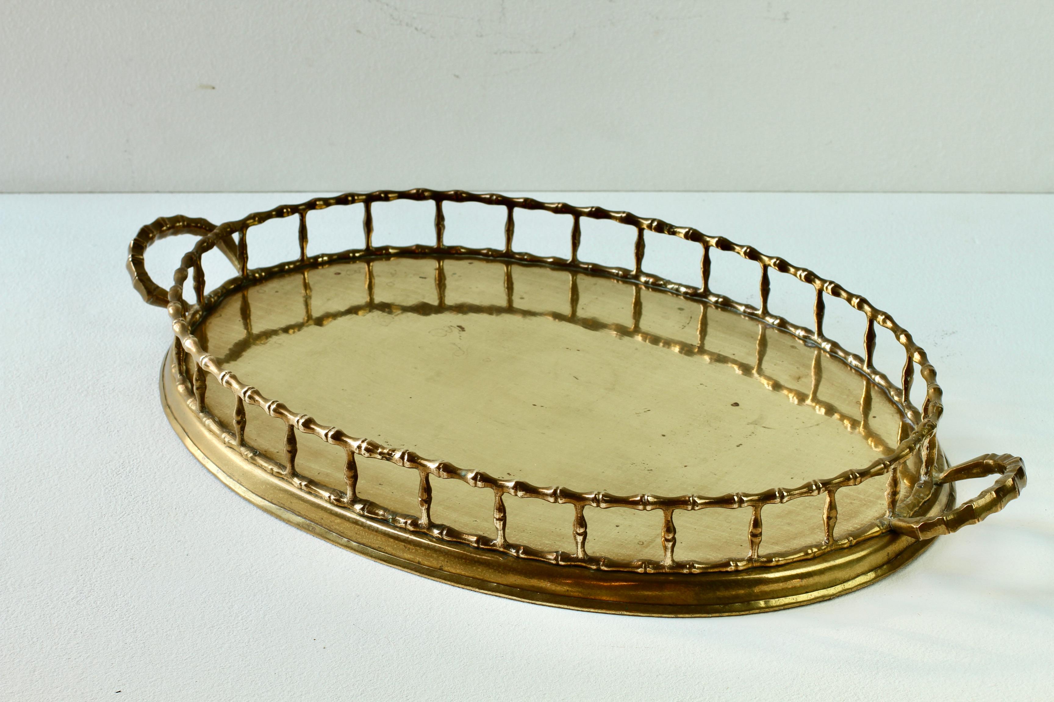 Maison Baguès Attr. Serviertablett mit Henkel aus gegossenem Messing und Kunstbambusguss 1950er Jahre im Angebot 1