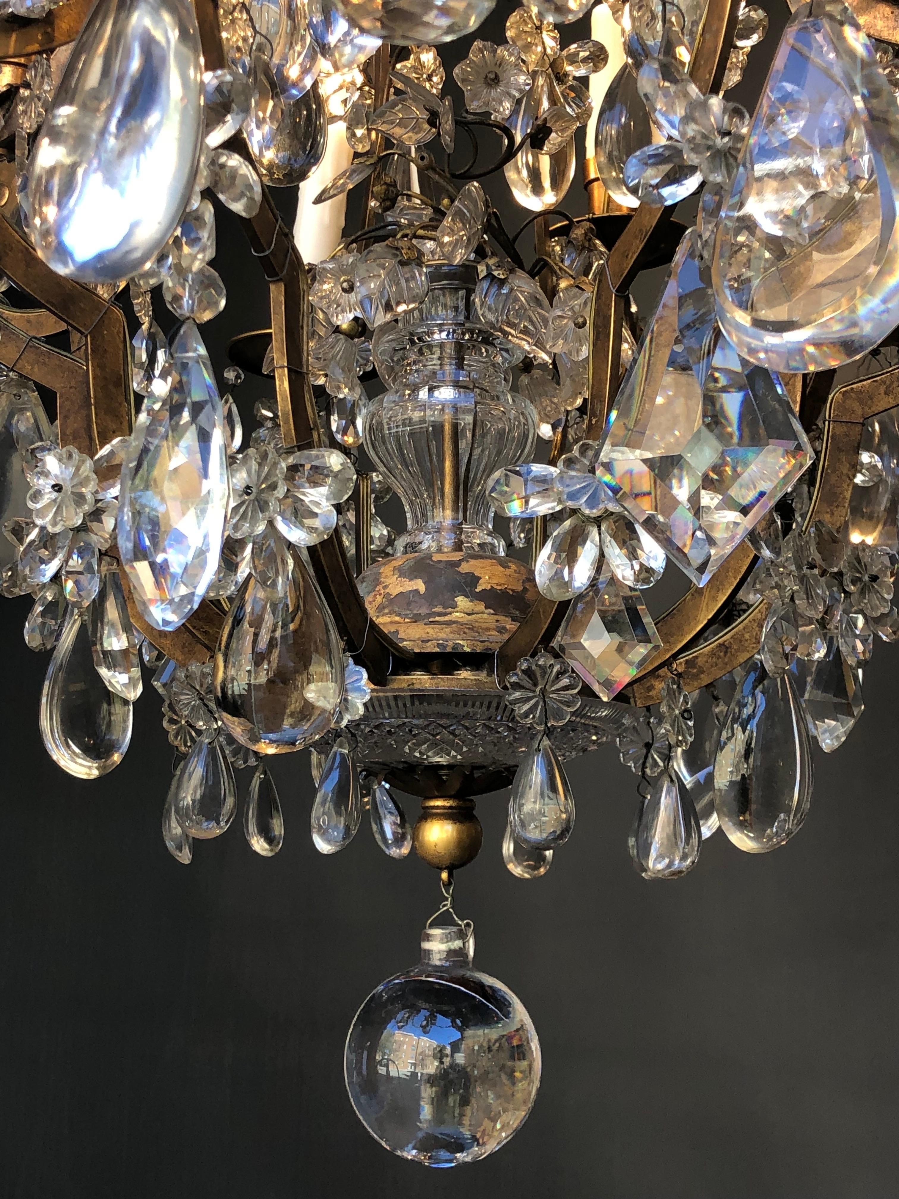 Maison Baguès attribuée, lustre 10 lumières en fer forgé doré et cristal en vente 3