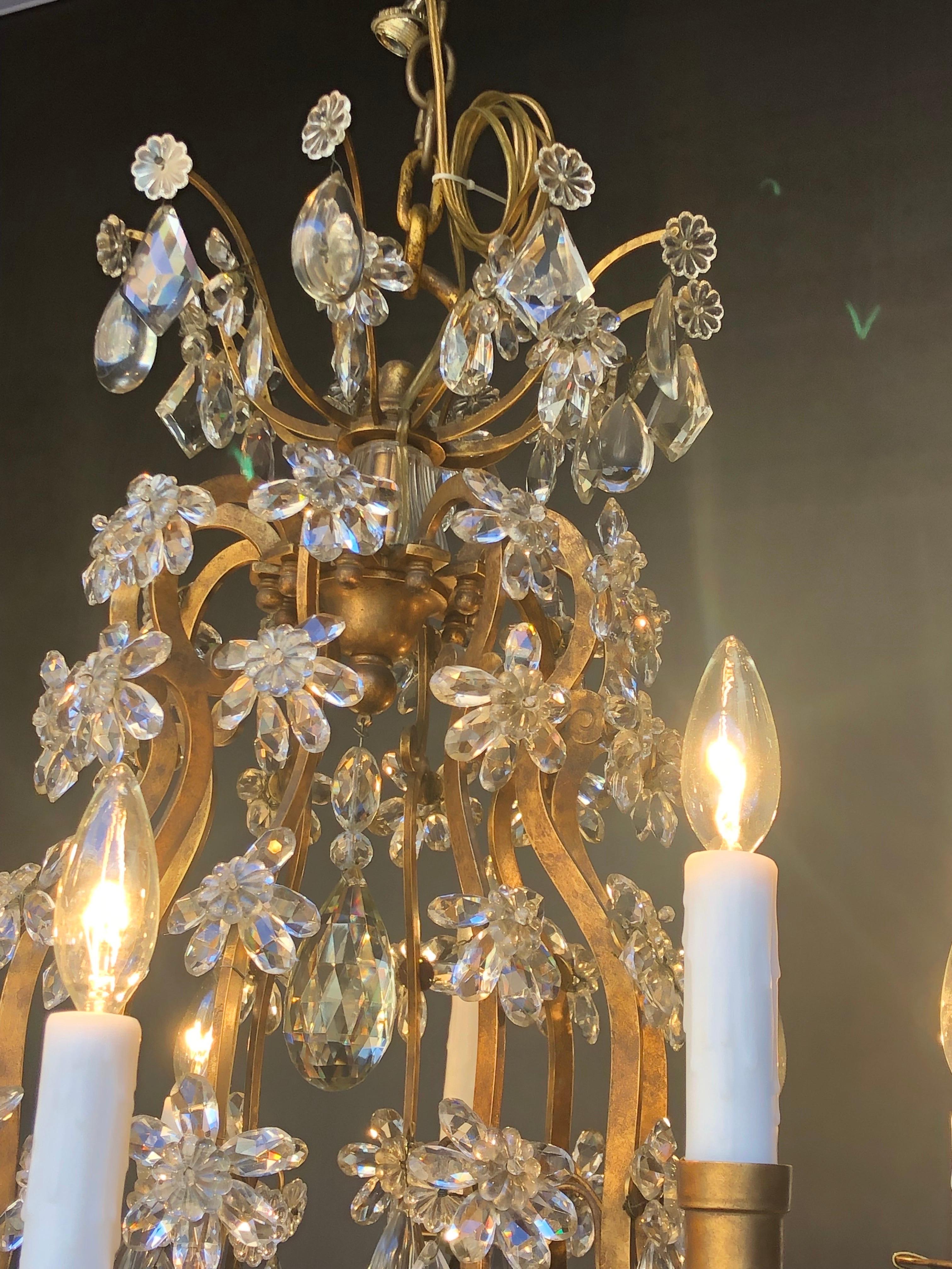 20ième siècle Maison Baguès attribuée, lustre 10 lumières en fer forgé doré et cristal en vente