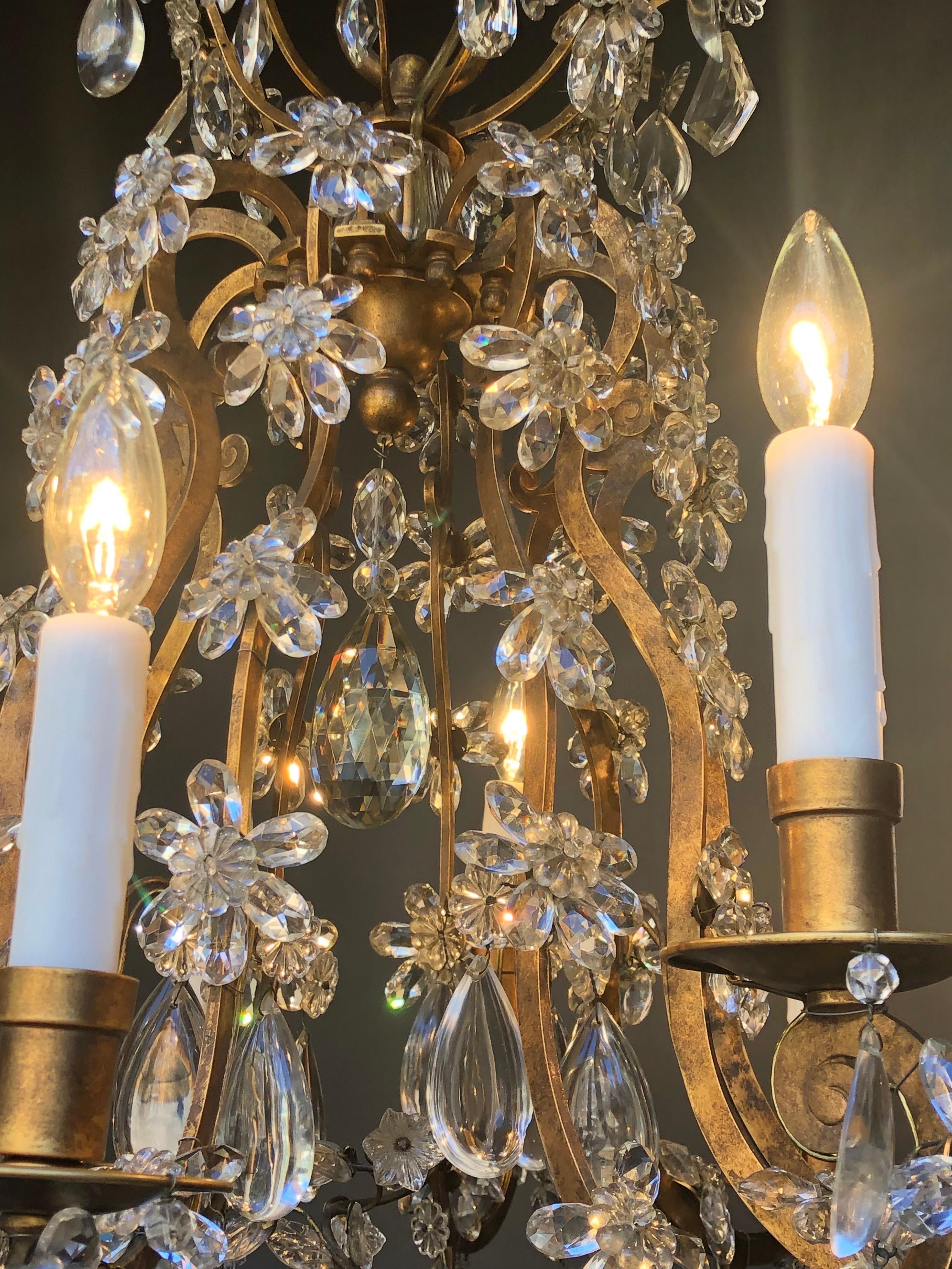 Fer forgé Maison Baguès attribuée, lustre 10 lumières en fer forgé doré et cristal en vente