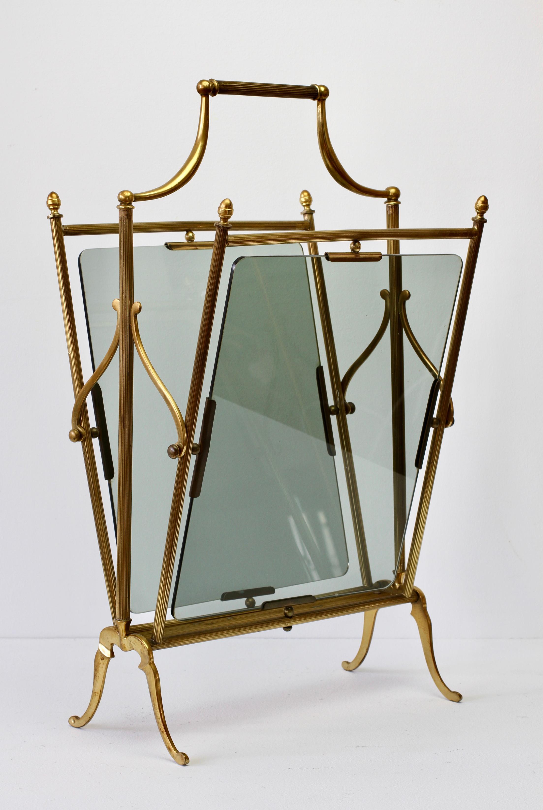 Maison Baguès ‘Attributed' Brass & Toned Glass Magazine Rack / Newspaper Stand In Good Condition For Sale In Landau an der Isar, Bayern