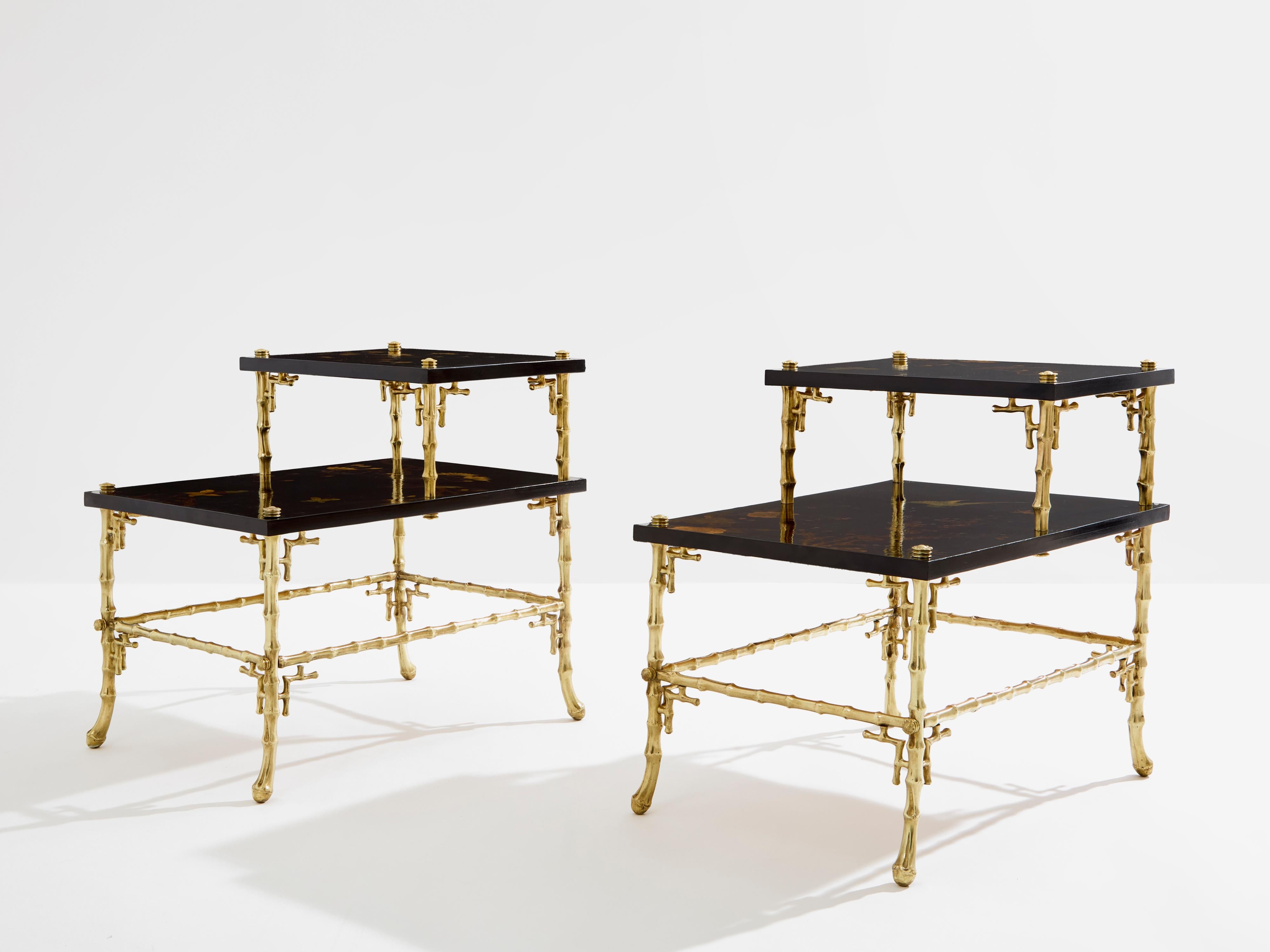 Cette paire unique de tables d'appoint en chinoiserie de la Maison Birds a été créée au début des années 1940 avec une structure en bronze massif en forme de bambou et un plateau laqué à décor chinois représentant des oiseaux et des papillons sur un
