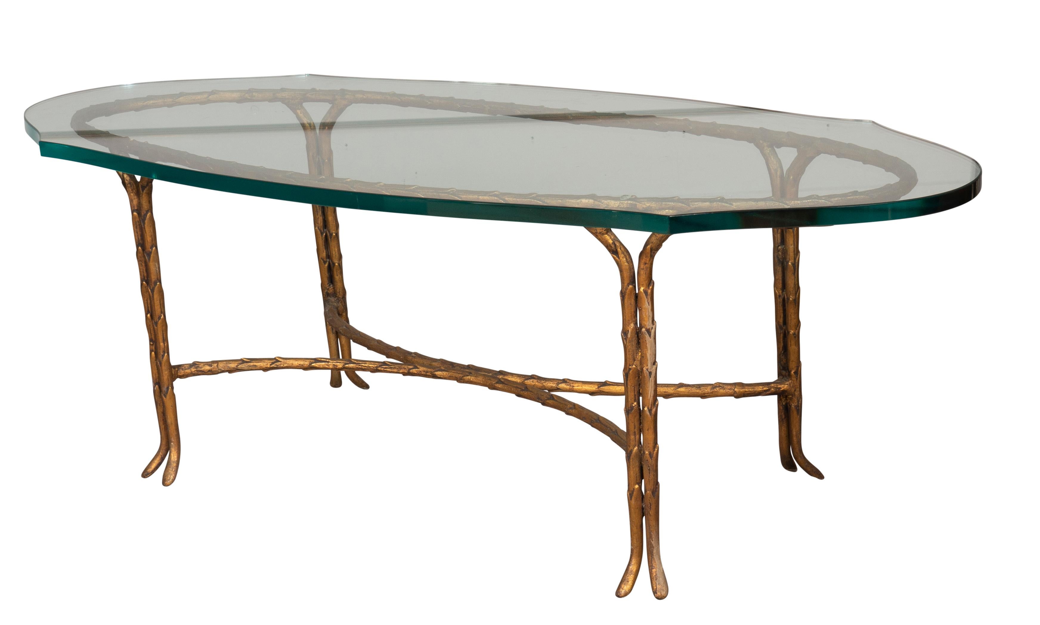 Milieu du XXe siècle Table basse en bronze et verre de la Maison Bagues en vente