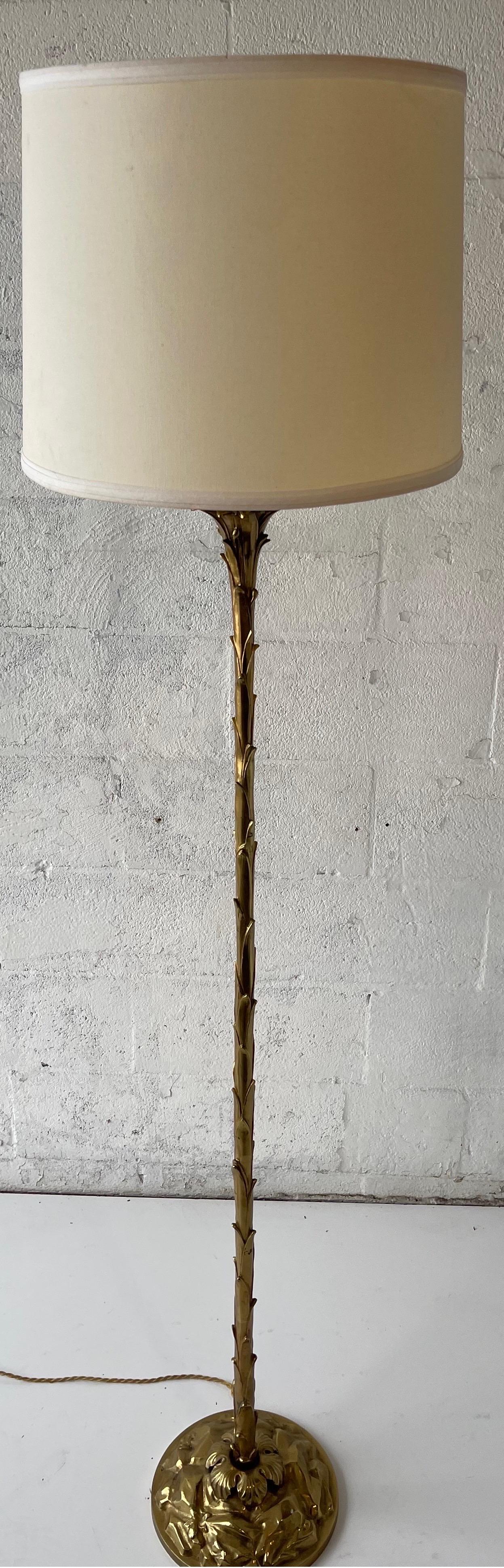 Superbe lampadaire en bronze de la Maison Bagués
France , Circa 1950.
Wire For US use . 
Une prise, ampoule de 100 watts maximum ou LED de 13 watts.
Dimensions de l'abat-jour : 14/12/16