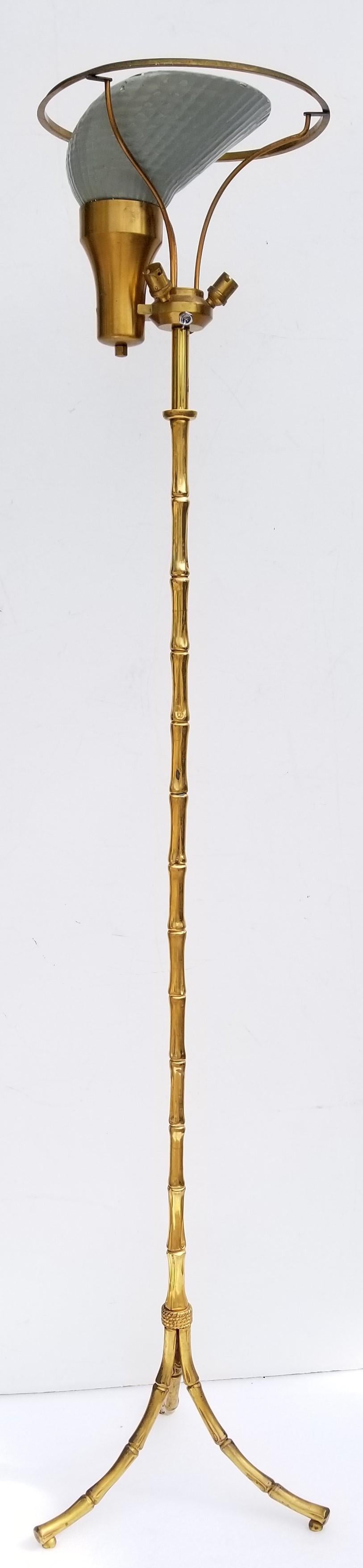 Maison Bagues Bronze Lampadaire, forme bambou, tripode
Bronze massif, lampadaire de haute qualité.
 Le diffuseur de lumière de Malabert, qui met en valeur la lumière au plafond.
Dimension de l'abat-jour : 22diamètre , 14Hauteur