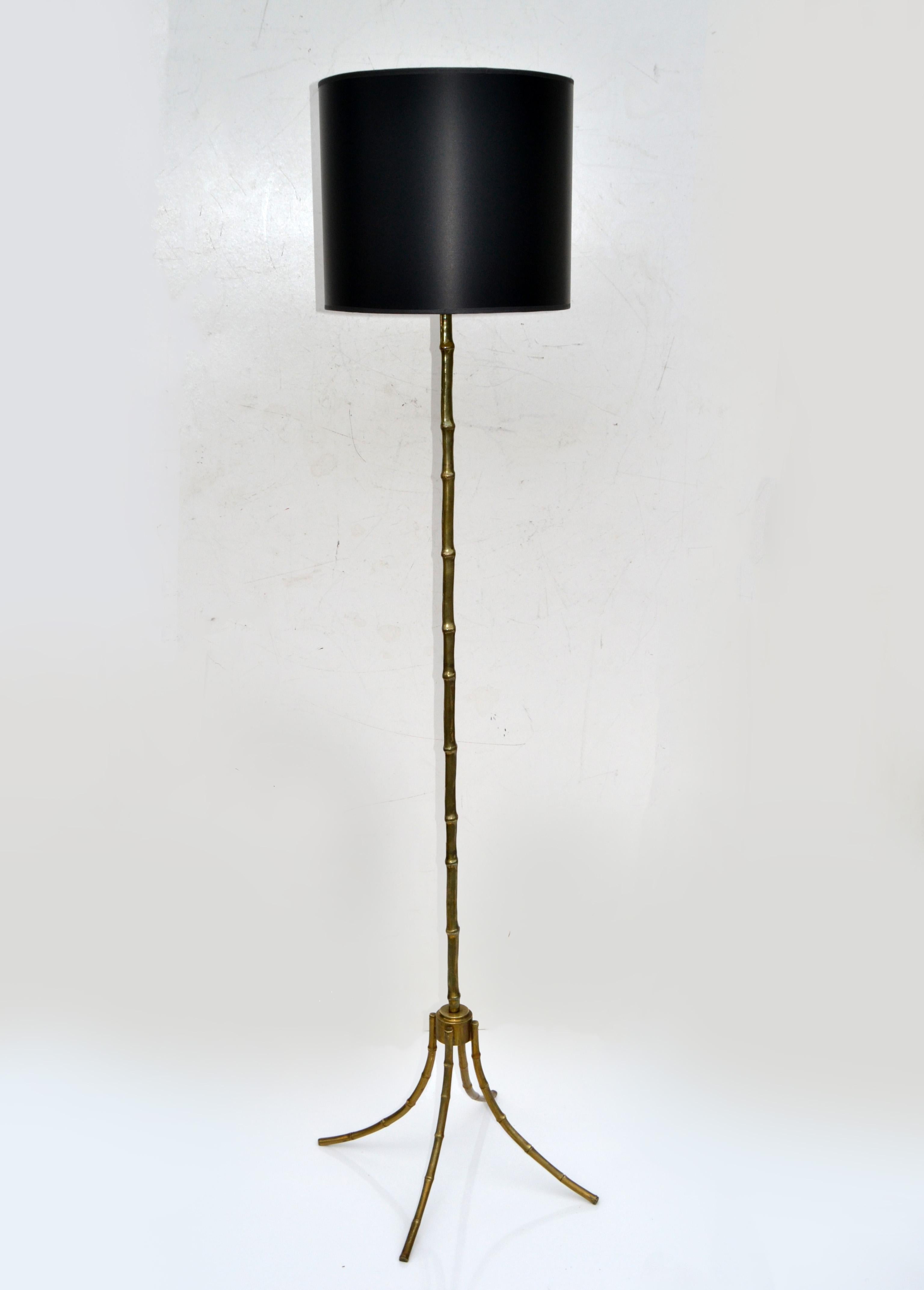 Lampadaire néoclassique français à abat-jour noir et or de la Maison Bagus en bronze, 1950 en vente 5