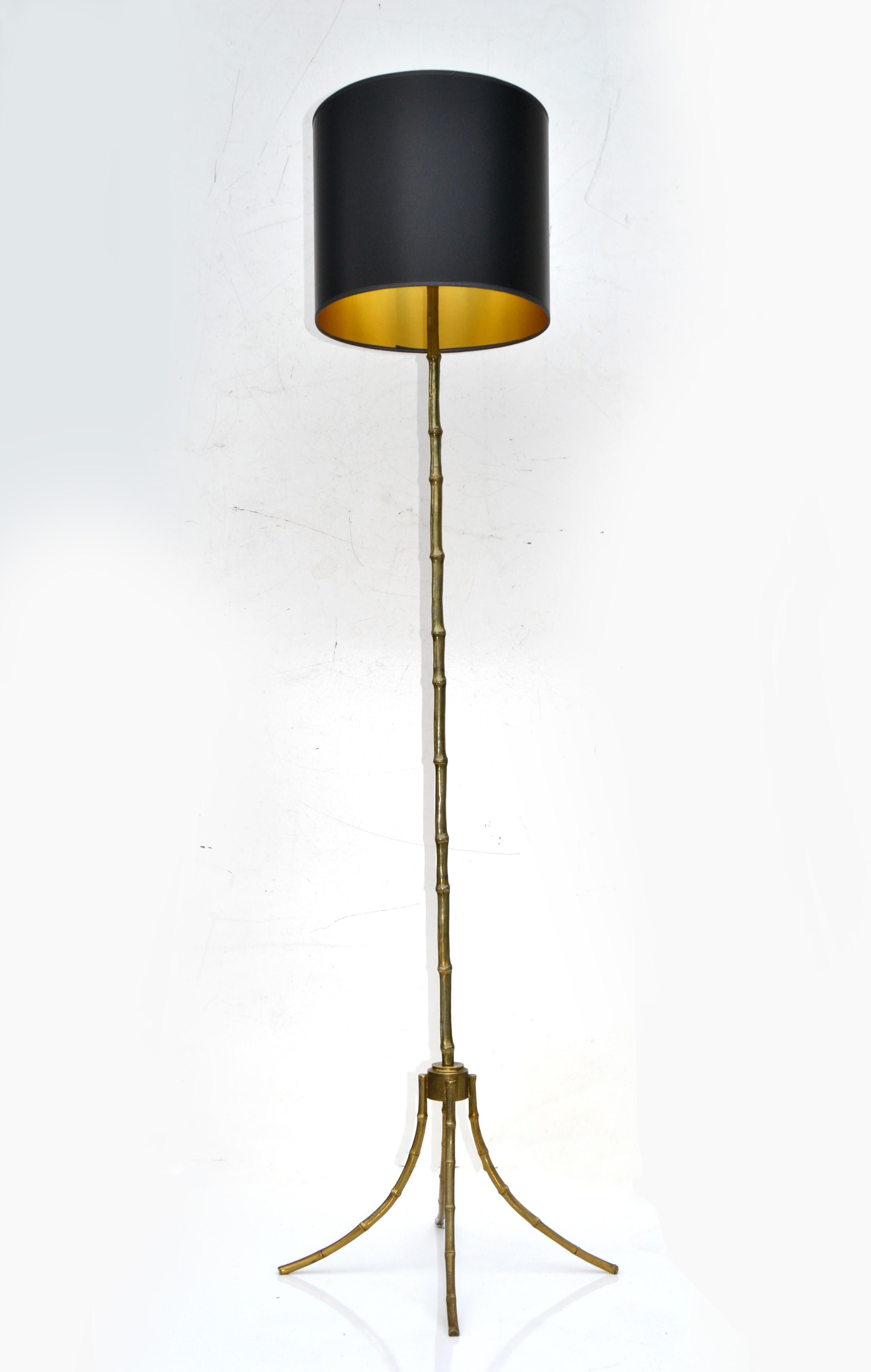 Lampadaire de la Maison Bagus en bronze massif et faux bambou très lourd, de haute qualité.
Lampe néoclassique française fabriquée en 1950.
Recâblée et en état de marche aux États-Unis, chaque lampe nécessite une douille de 100 watts maximum ou