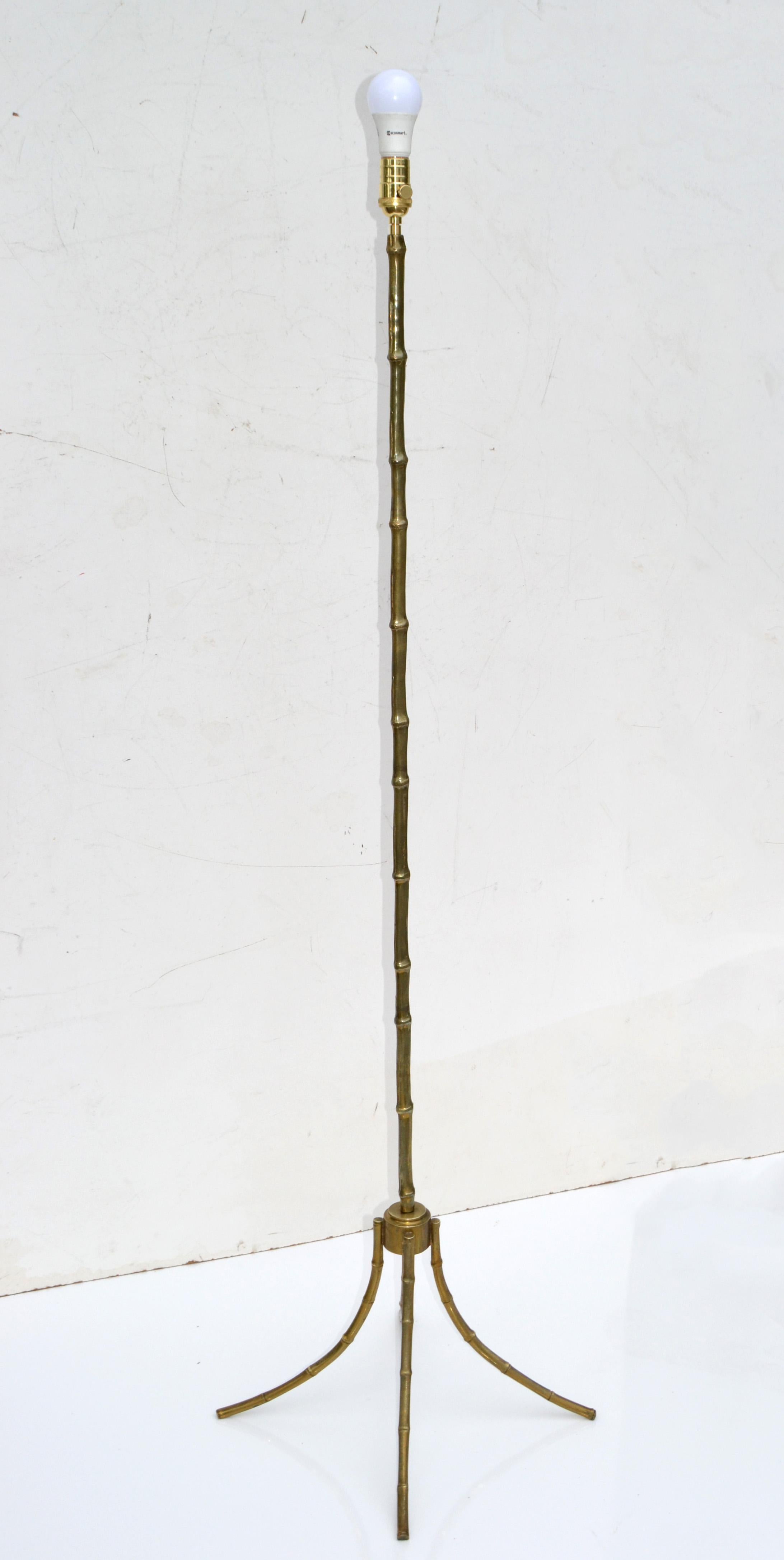 Maison Bagus, Stehlampe aus Bronze, Frankreich, neoklassizistischer schwarz-goldener Schirm 1950 (Französisch) im Angebot
