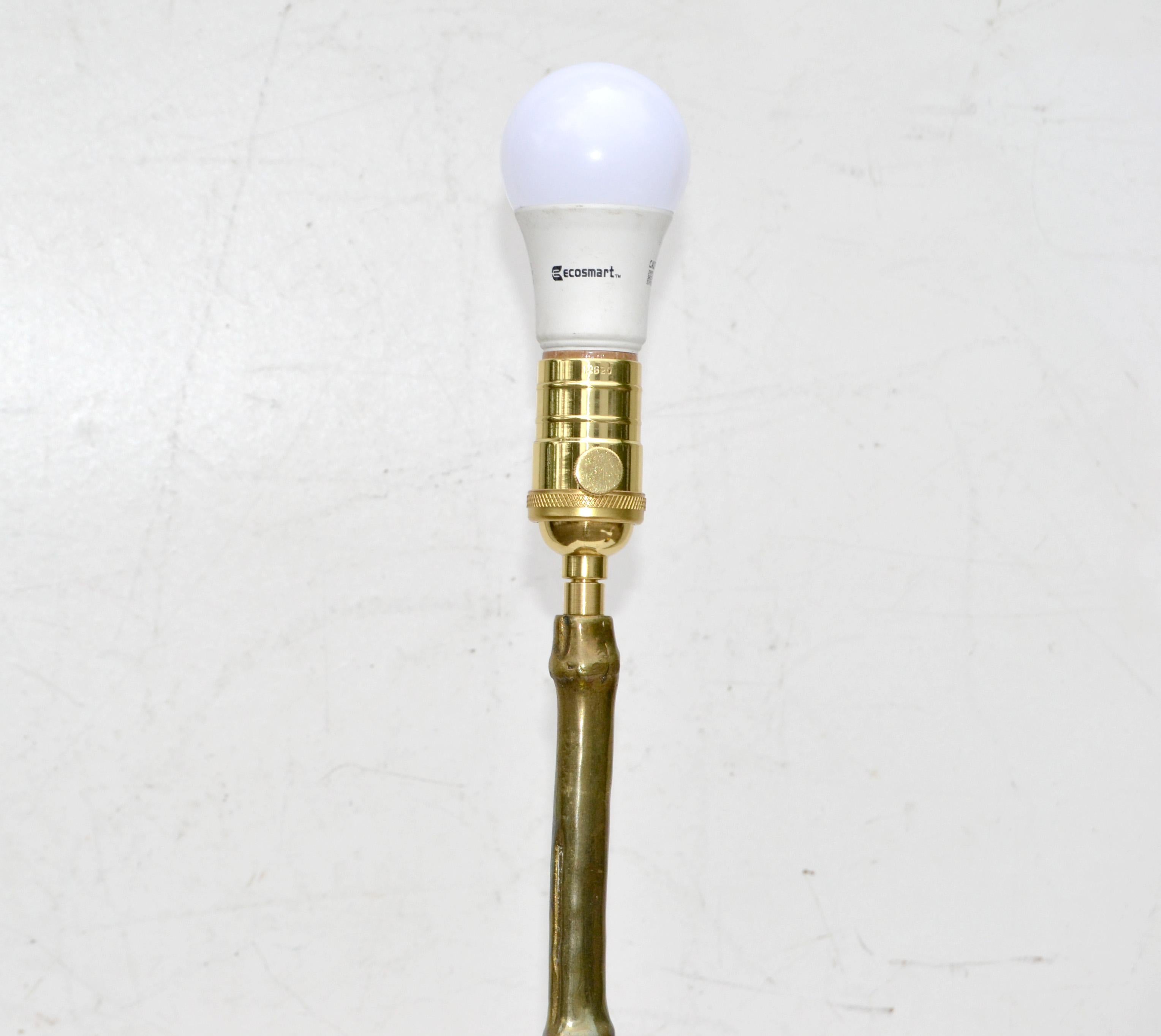 Maison Bagus, Stehlampe aus Bronze, Frankreich, neoklassizistischer schwarz-goldener Schirm 1950 (Handgefertigt) im Angebot