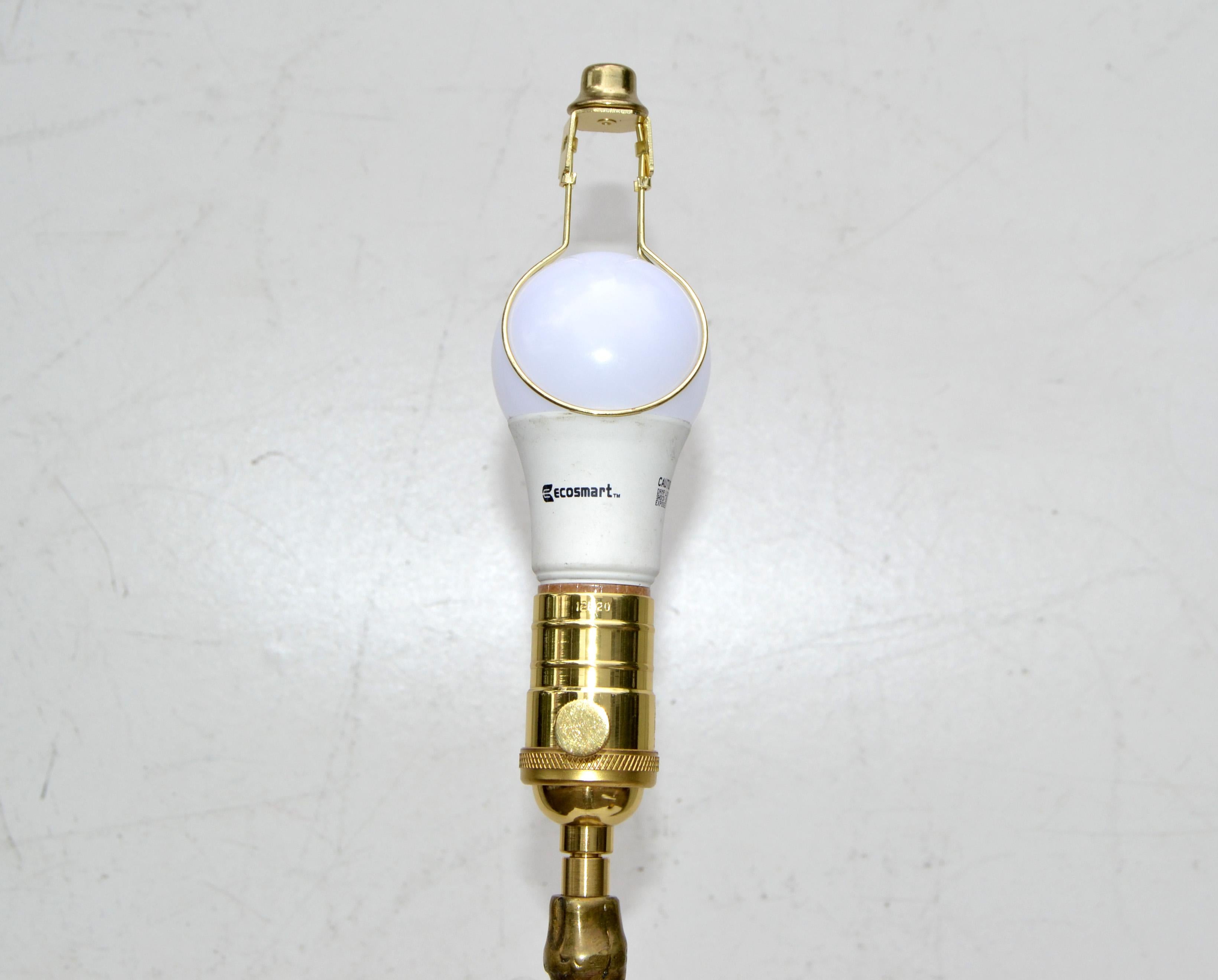 Maison Bagus, Stehlampe aus Bronze, Frankreich, neoklassizistischer schwarz-goldener Schirm 1950 im Angebot 1
