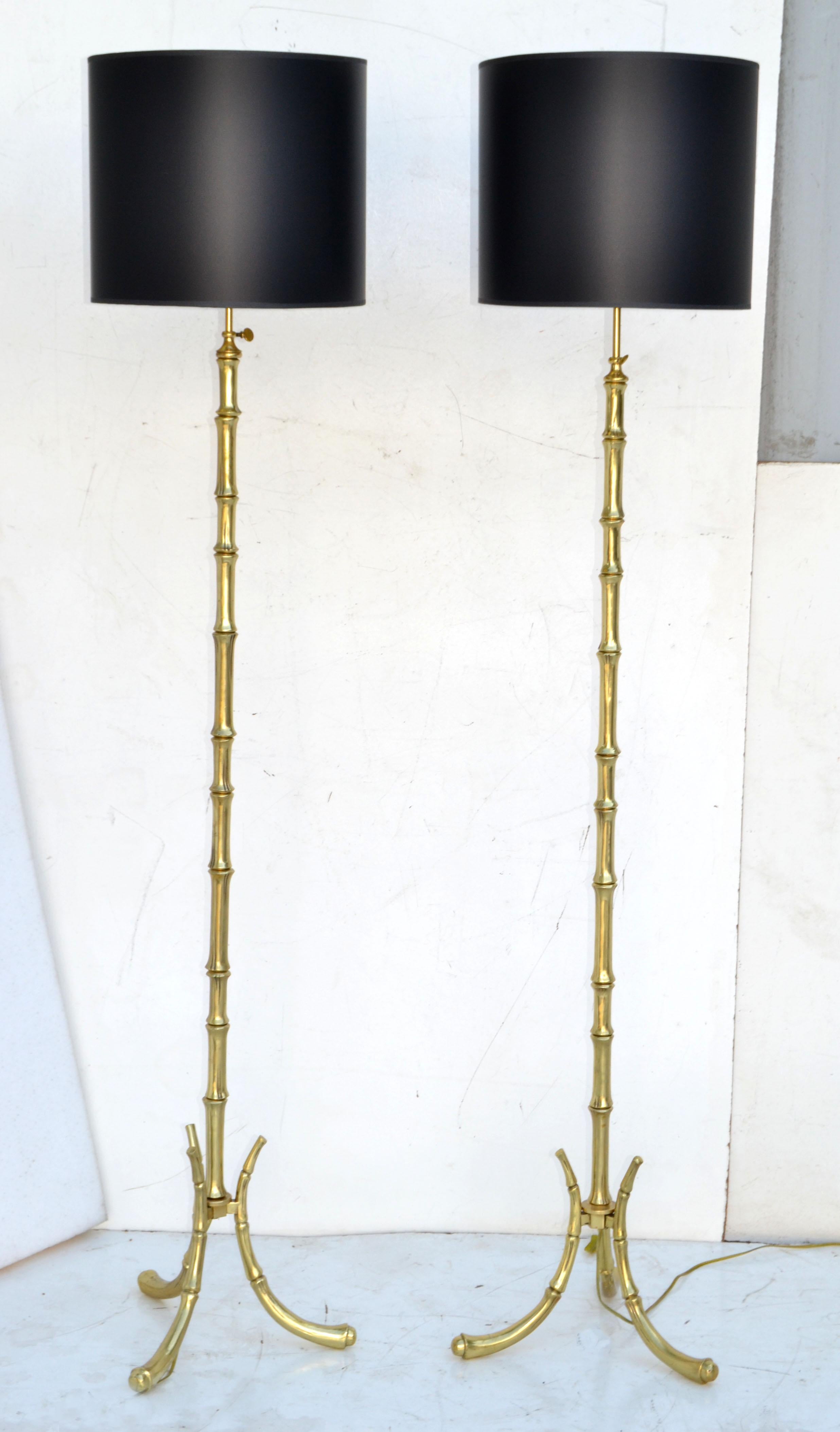 Fantastique paire de lampadaires Maison Baguès en bronze massif Faux Bambou très lourd, lampadaire de haute qualité 
Lampes modernes françaises du milieu du siècle, fabriquées dans les années 1950.
Câblé aux États-Unis, en état de marche, chaque