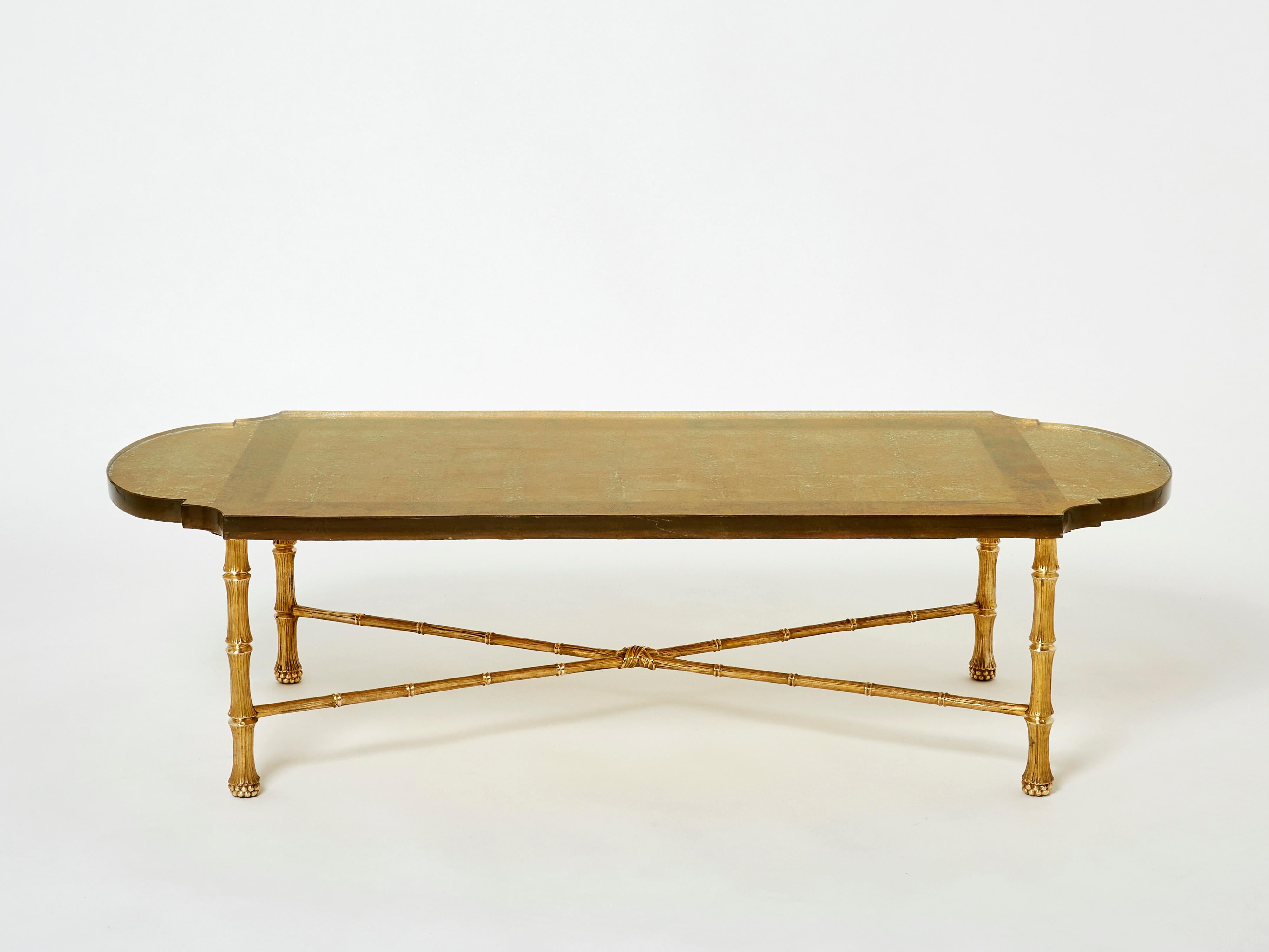 Cette magnifique table basse de la Maison Maison Baguès a été créée au début des années 1950 avec une structure en bronze massif en forme de bambou et un étonnant plateau en dalle de sable doré de Saint Gobain. L'épais plateau en verre de forme