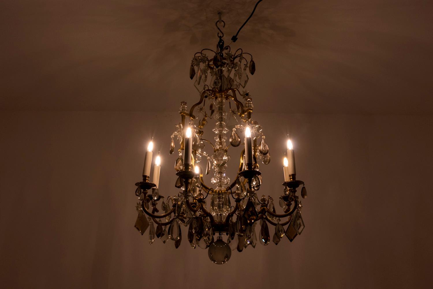 Maison Baguès, attributed to.

“Cage” chandelier with eight arms of light in gilded bronze in the shape of an S and crystal pendants. Central shaft with cut crystal threading. Termination of the ball-shaped chandelier. Sconces adorned with