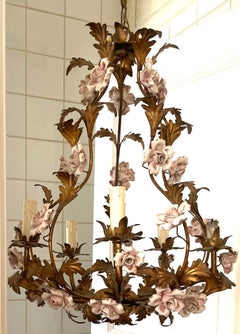 Lampadario Maison Baguès con una moltitudine di fiori in porcellana, Francia 1950.