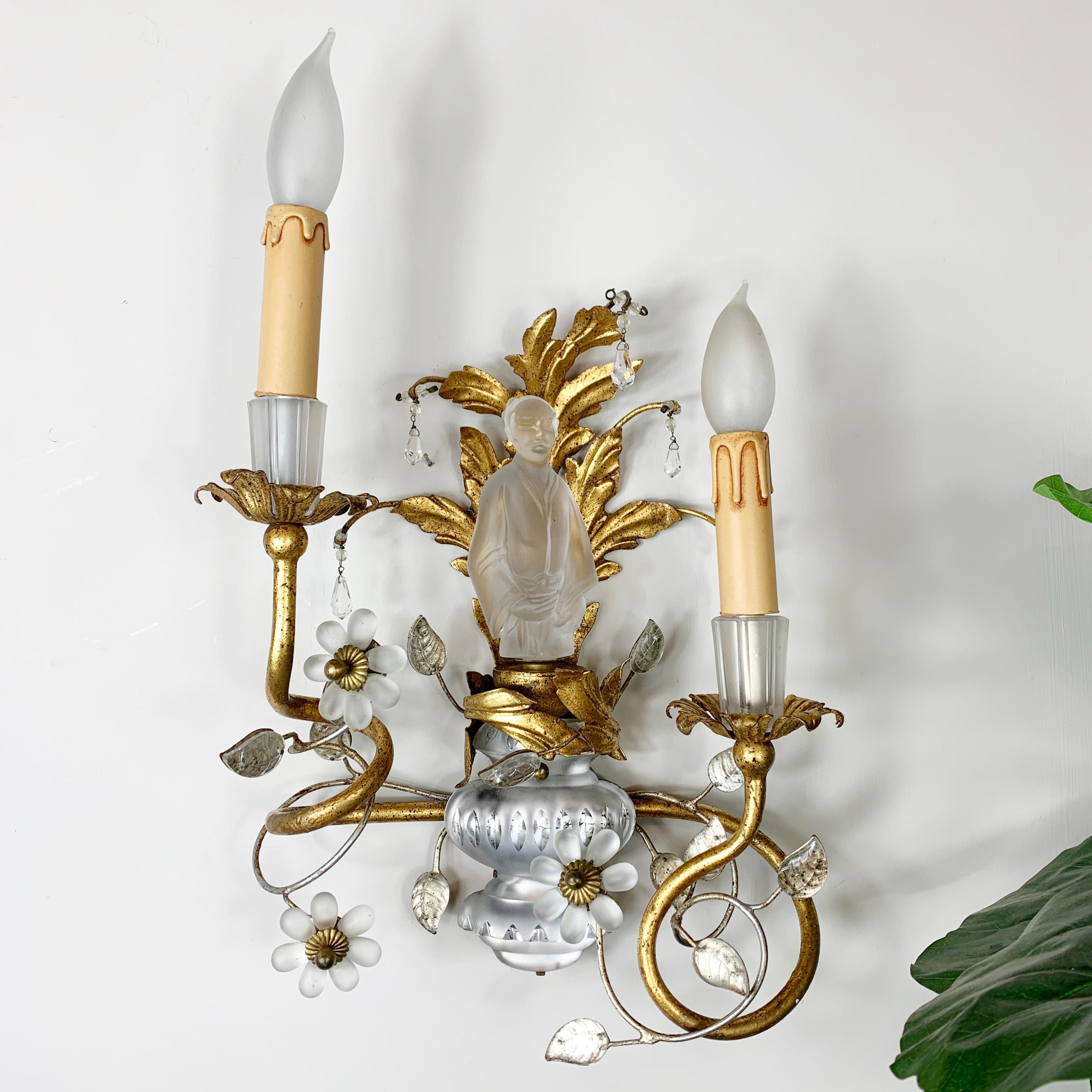 A rare Maison Baguès gilt wall sconce with frosted glass chinoiserie oriental figure Paris, 1950s 

This Rococo style sconce is decorated with delicate gilt metal leaves and crystal droplets. 

From the frosted rock crystal vase-form emanate 2