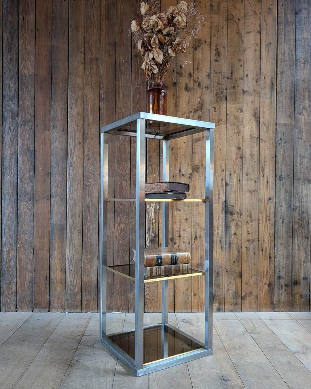 Elegantes und raffiniertes Regal von Maison Baguès mit einer Struktur aus verchromtem Stahl mit Messingakzenten und Ablagen aus Rauchglas. Ein zeitloses Stück französisches Design, das jedem Interieur ein raffiniertes modernistisches Flair verleiht