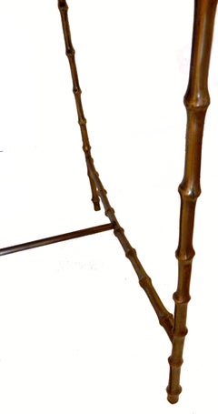 Tavolino da caffè neoclassico Maison Bagues in ottone e piano in vetro opalino nero