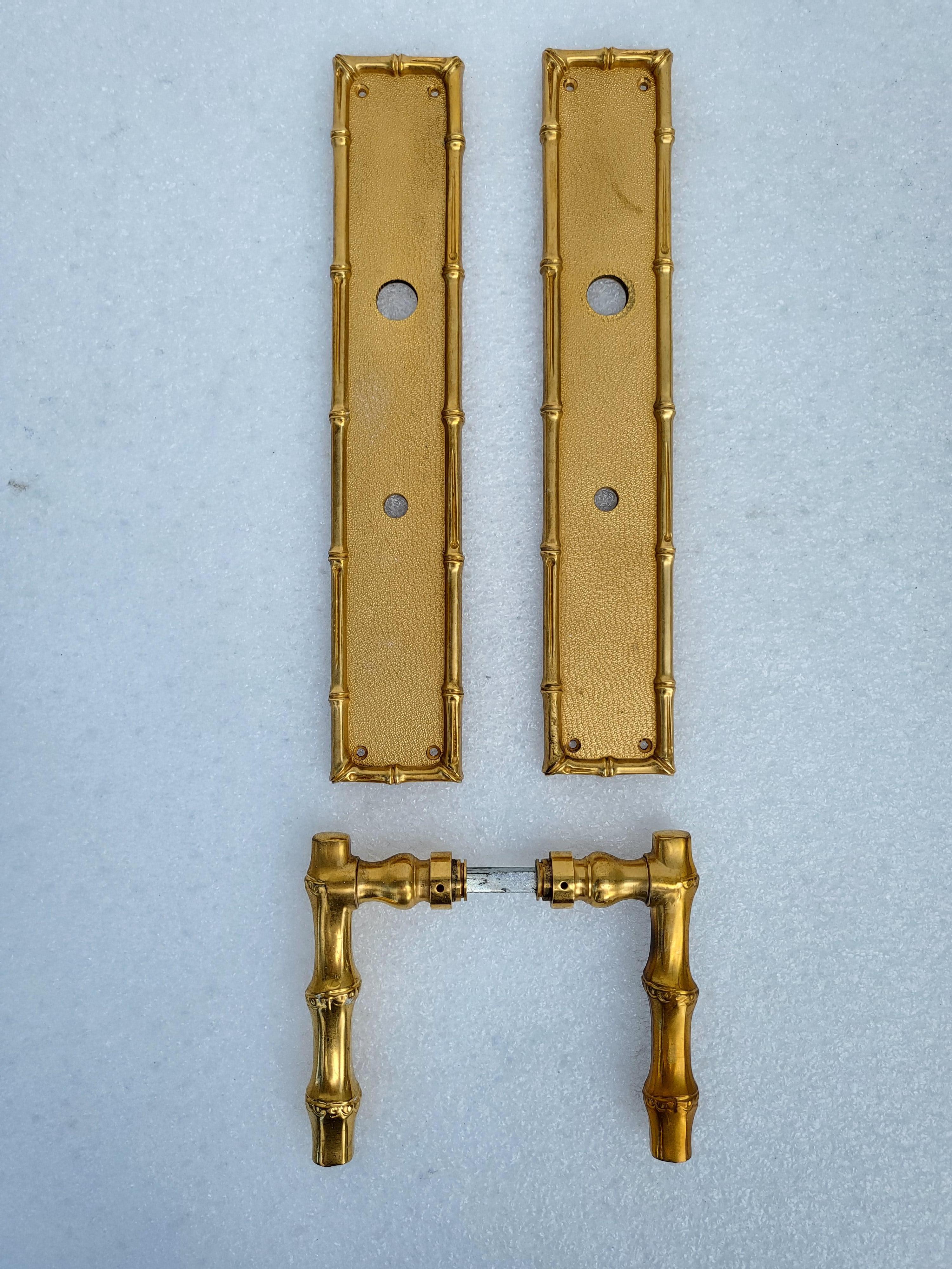 Exceptional and rare set of 12 door handles by Maison Baguès. Executed in bronze.
Only one pair pictured
Priced by pair
Total for a 1 set: Four pieces for a complete set.
Dimensions for the rectangular part: 9.5