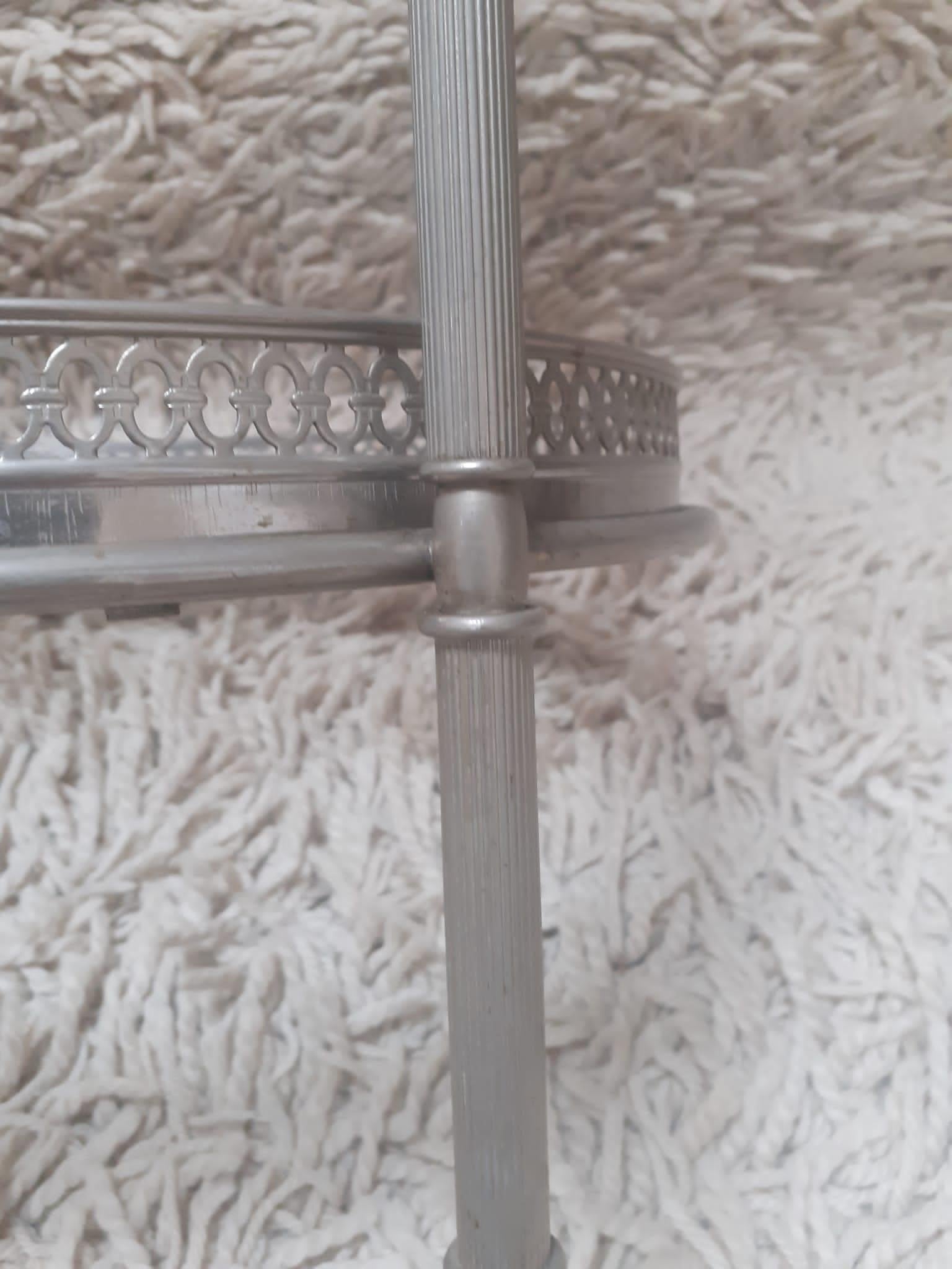 Maison Baguès, Elegante pareja de mesas auxiliares de metal plateado hacia 1960 en venta 5