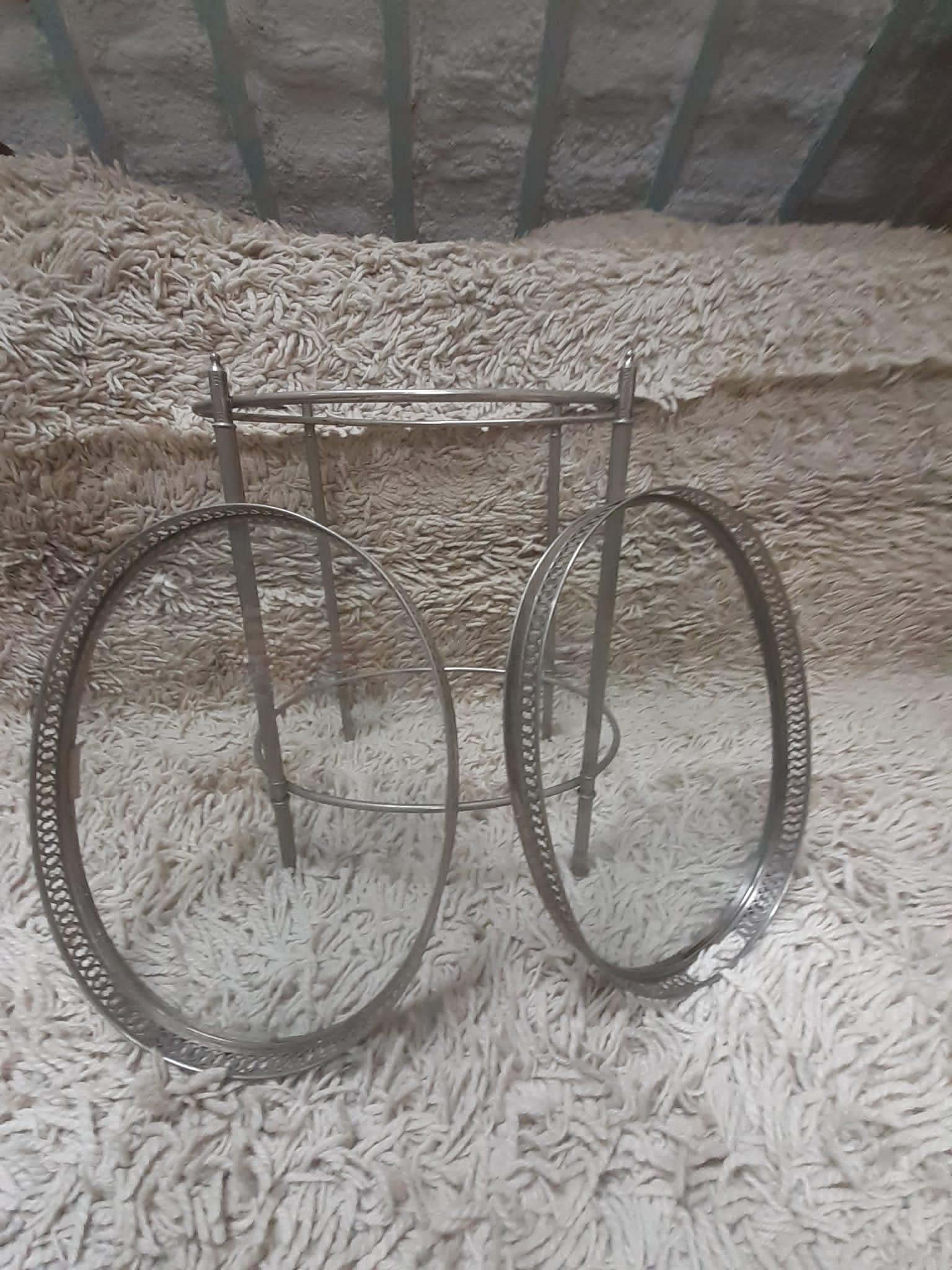 Maison Baguès, Elegante pareja de mesas auxiliares de metal plateado hacia 1960 mediados del siglo XX en venta