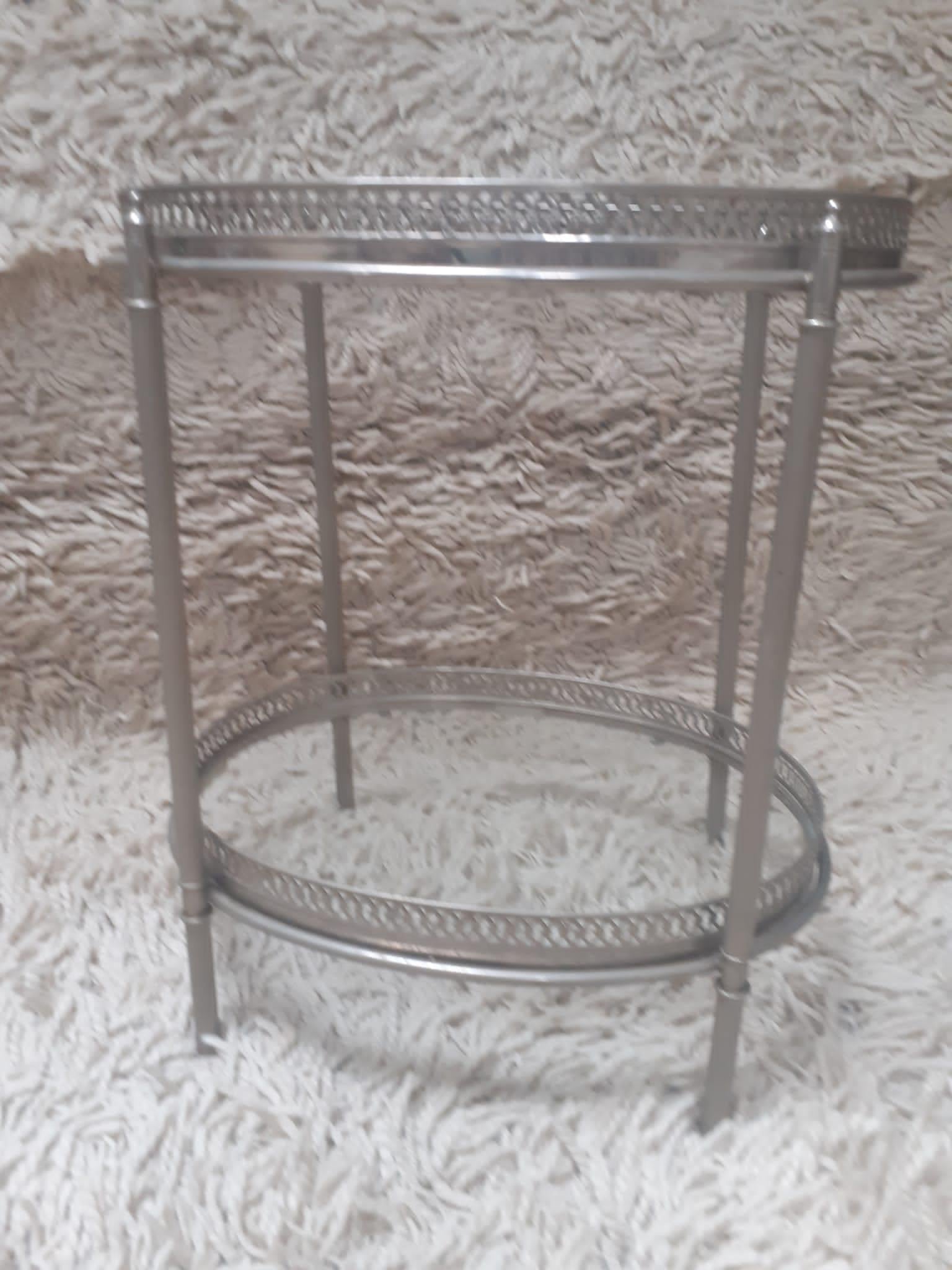 Maison Baguès, Elegante pareja de mesas auxiliares de metal plateado hacia 1960 en venta 1