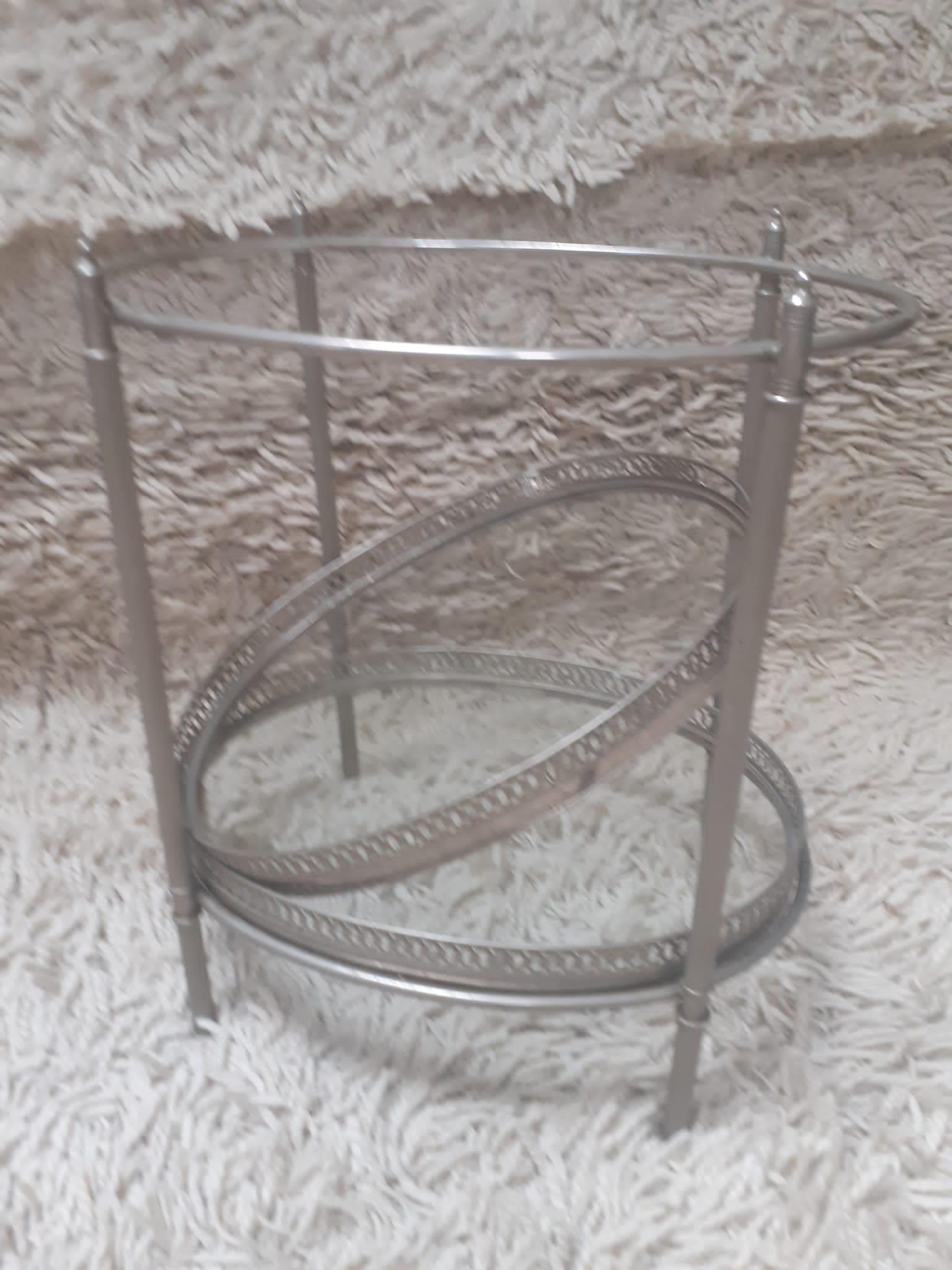 Maison Baguès, Elegante pareja de mesas auxiliares de metal plateado hacia 1960 en venta 2