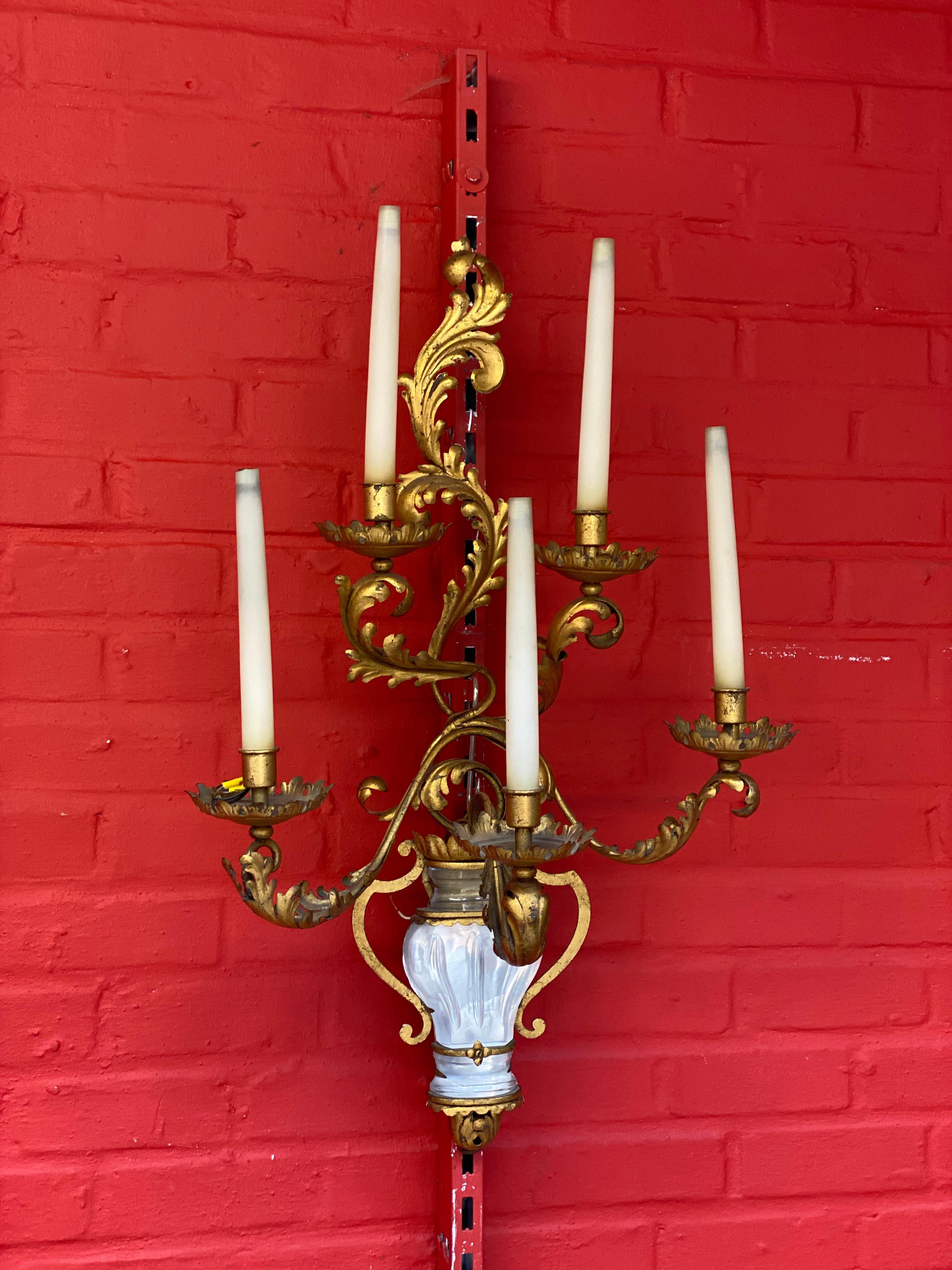 French Maison Baguès, Exceptional Wall Light with 5 Light Arms in Gold Metal circa 1950 For Sale