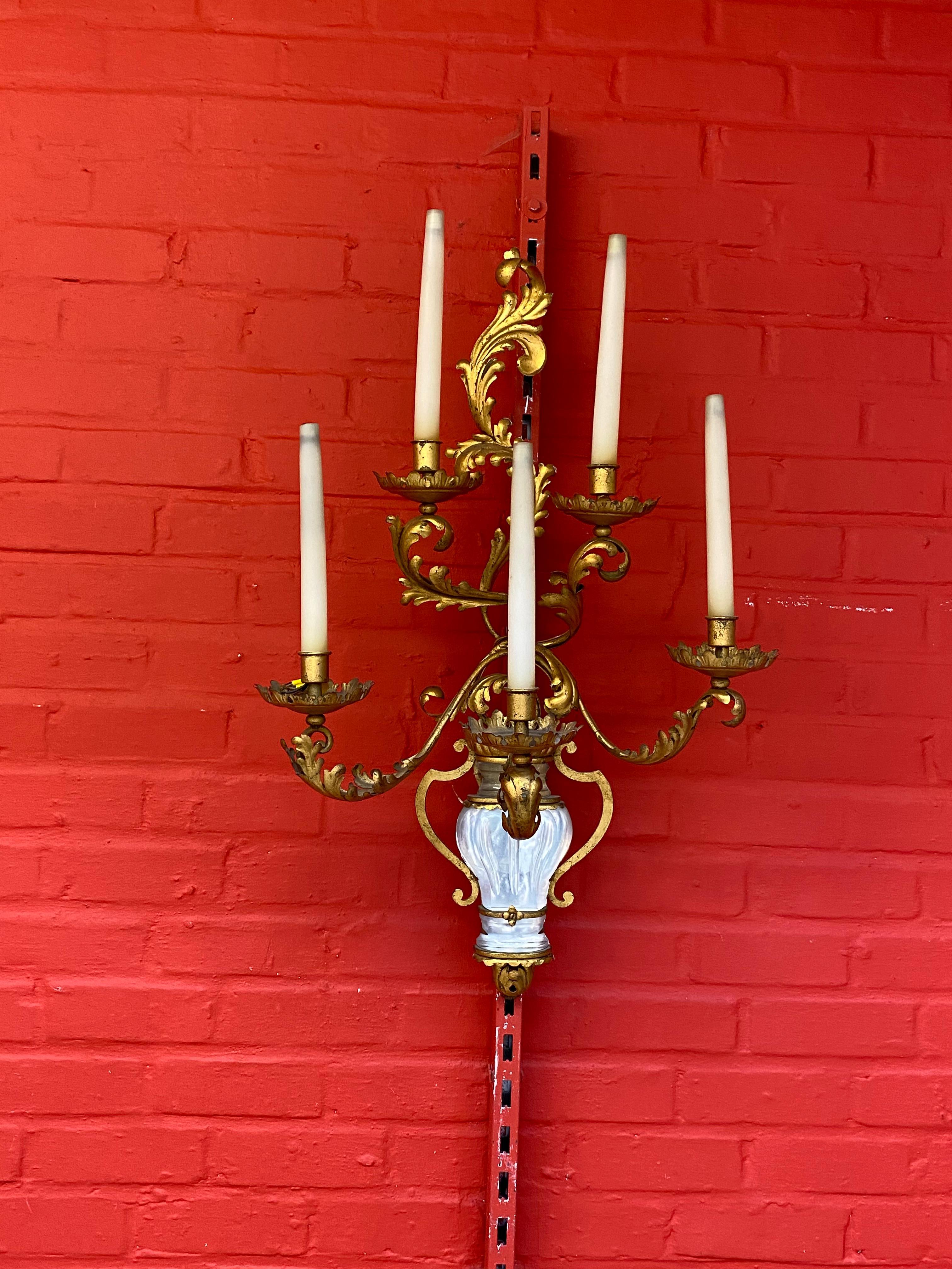 Maison Baguès, Exceptional Wall Light with 5 Light Arms in Gold Metal circa 1950 For Sale 2