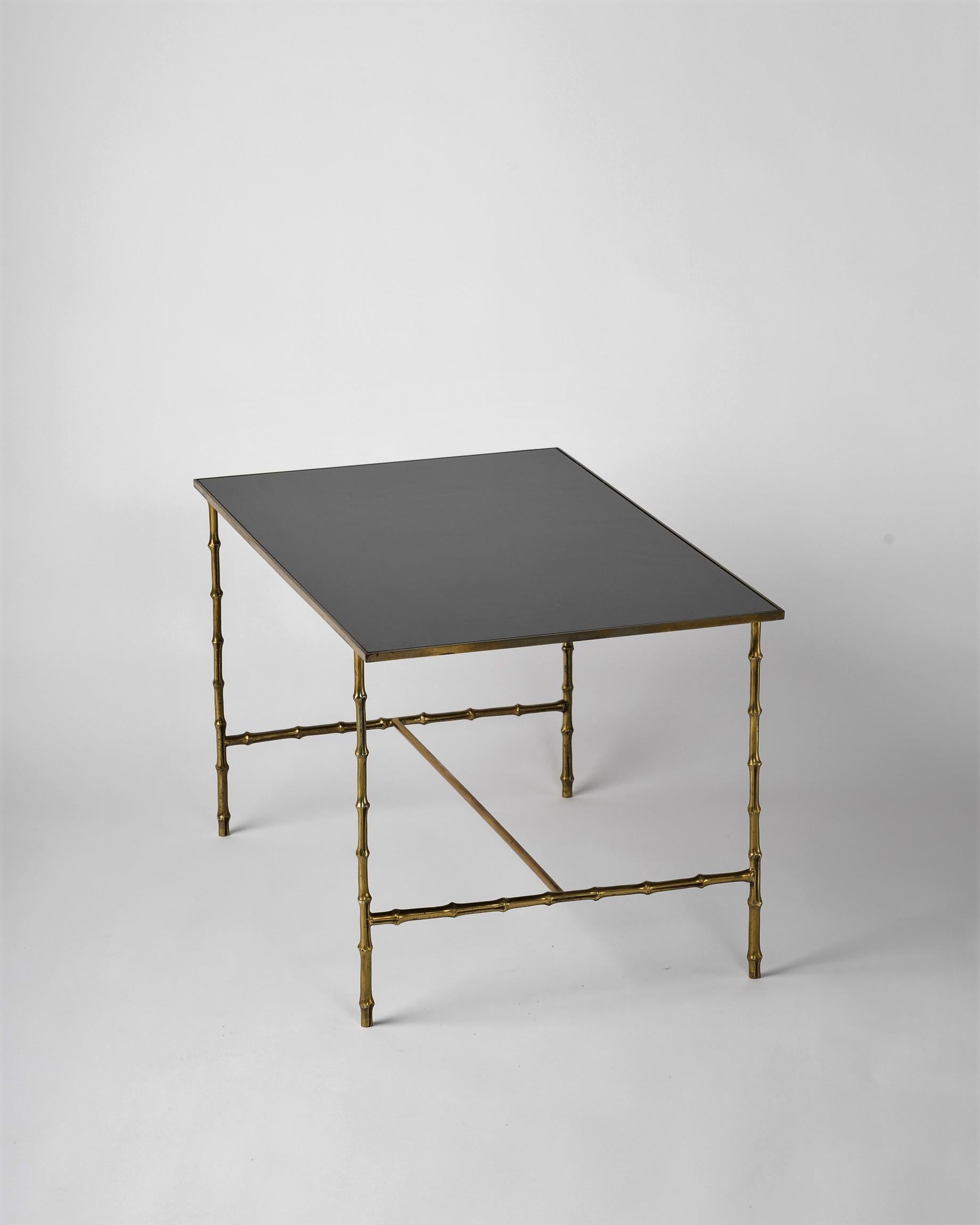 Français Maison Baguès - Table d'appoint en faux bambou et bronze. Haut en opaline noire, France, années 1960 en vente