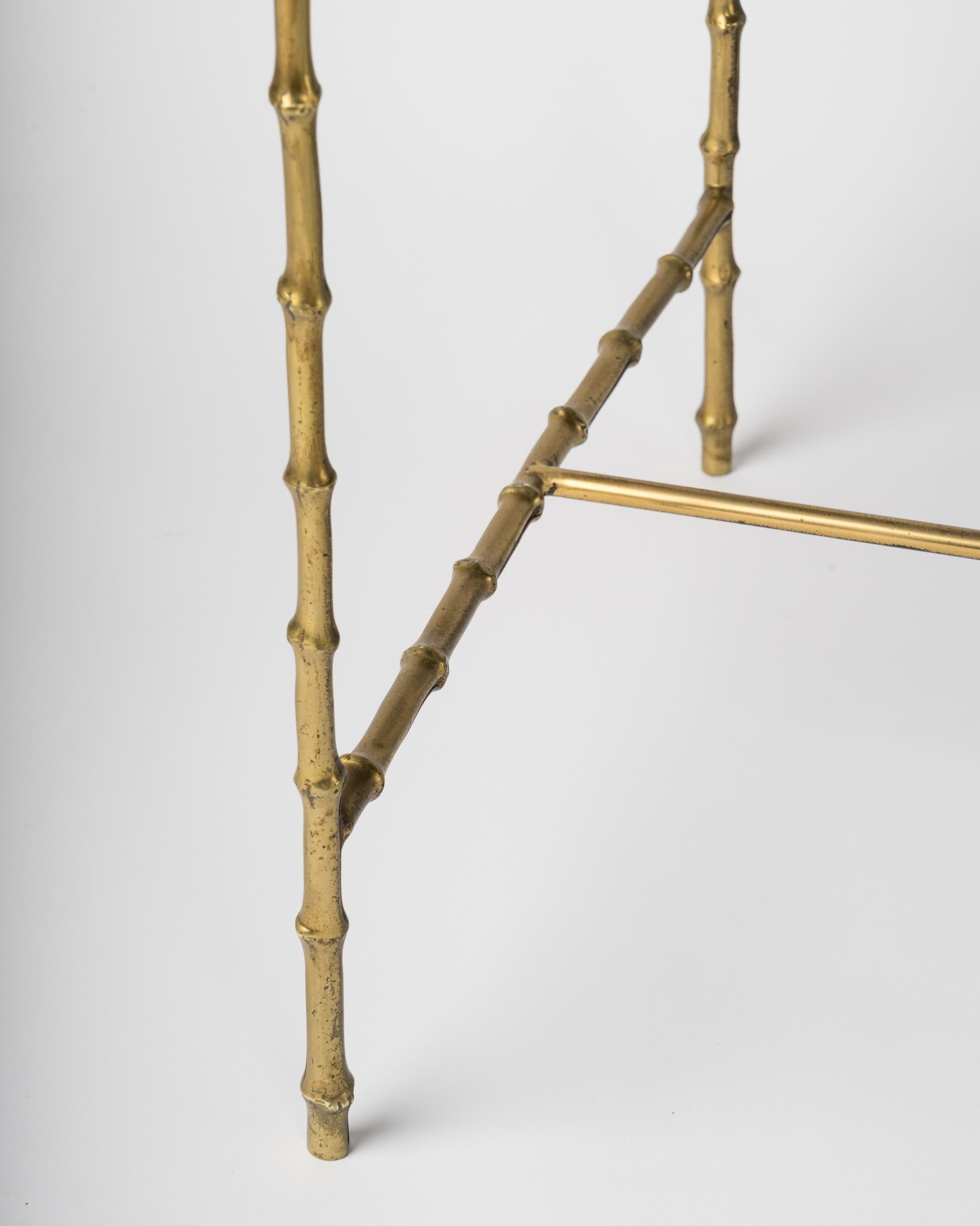 Mesa auxiliar de bambú de imitación Maison Baguès c. Tapa de opalina negra, Francia Años 60 Bronce en venta